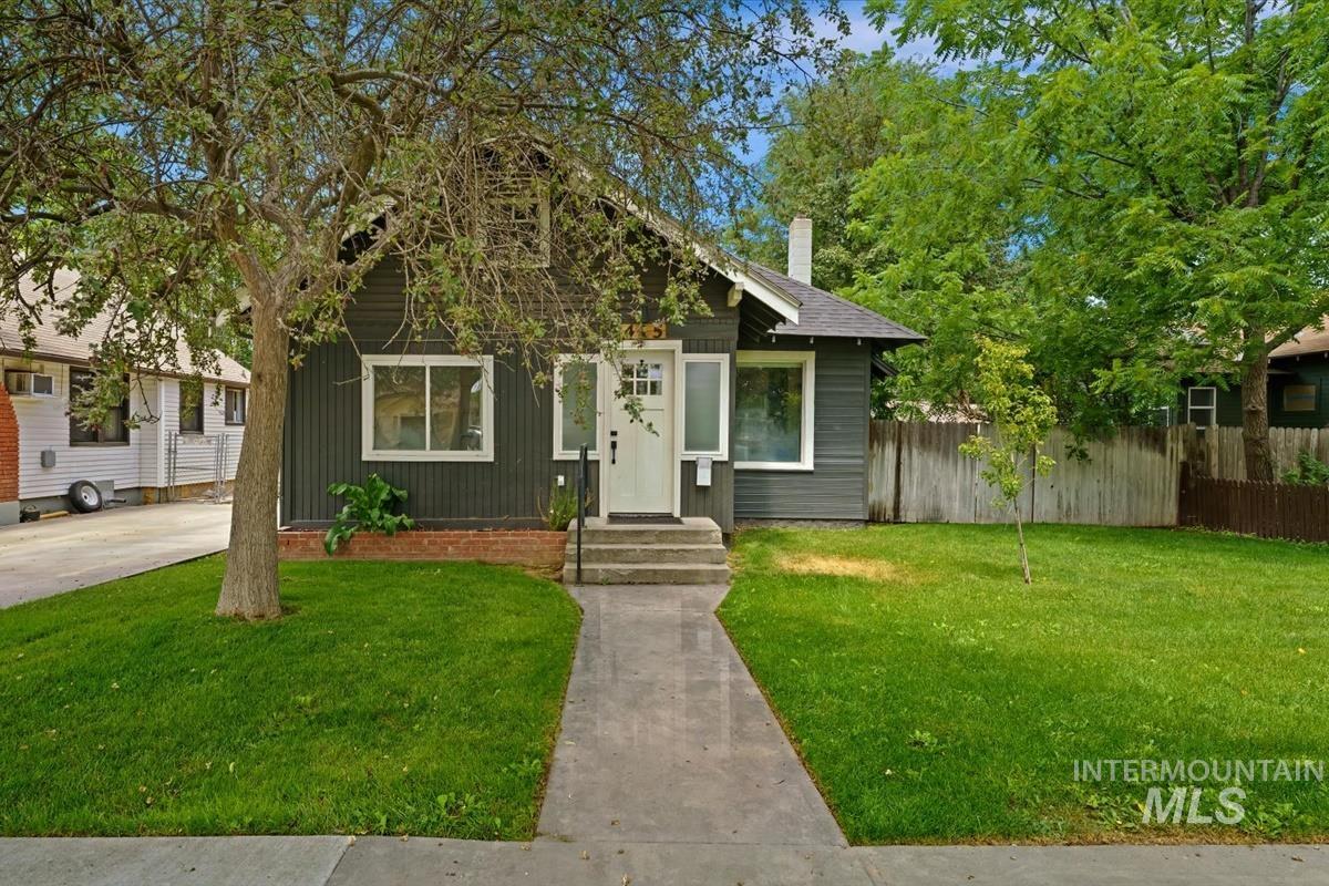 415 6th Ave S Property Photo 1