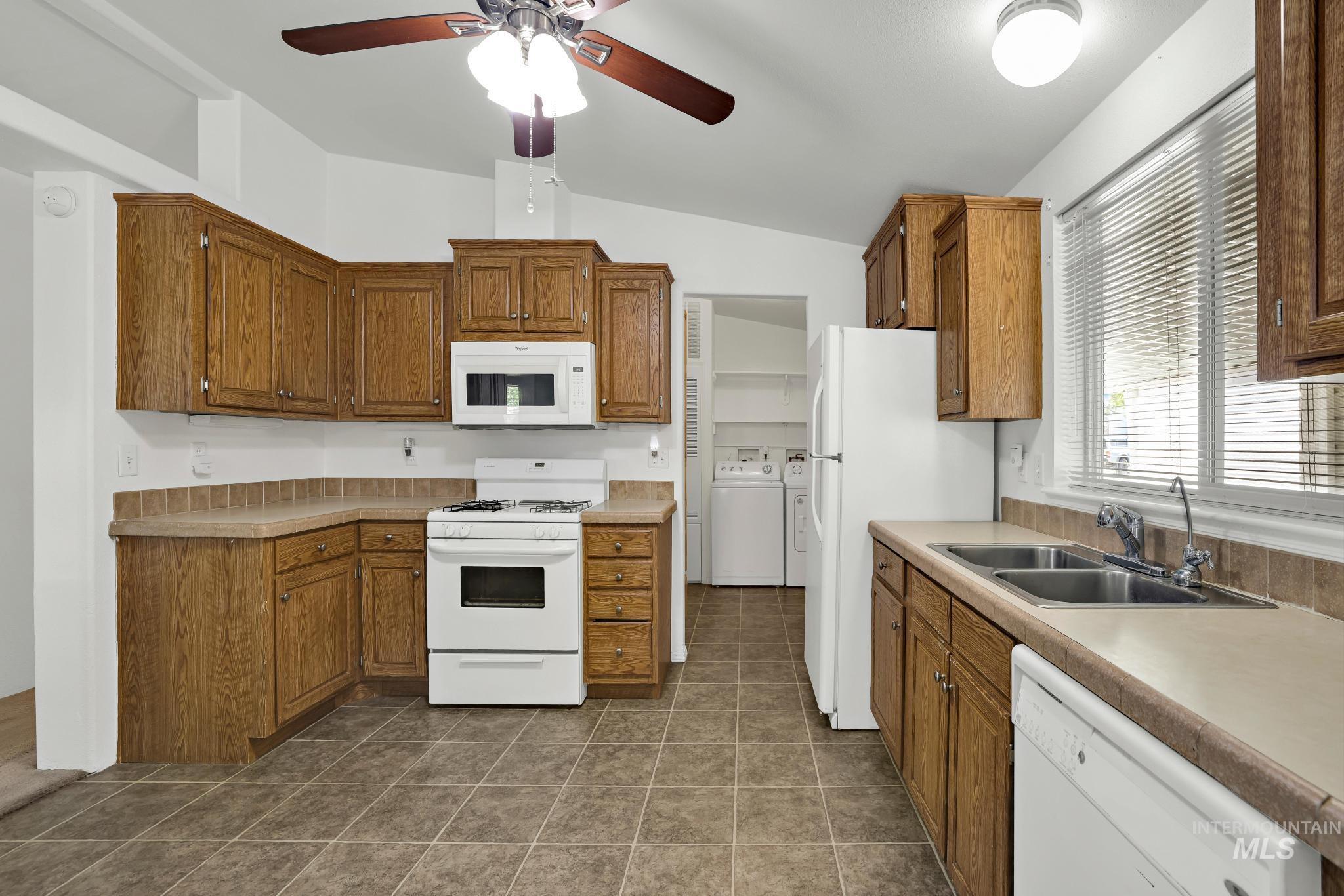 1625 Maple St Property Photo 4