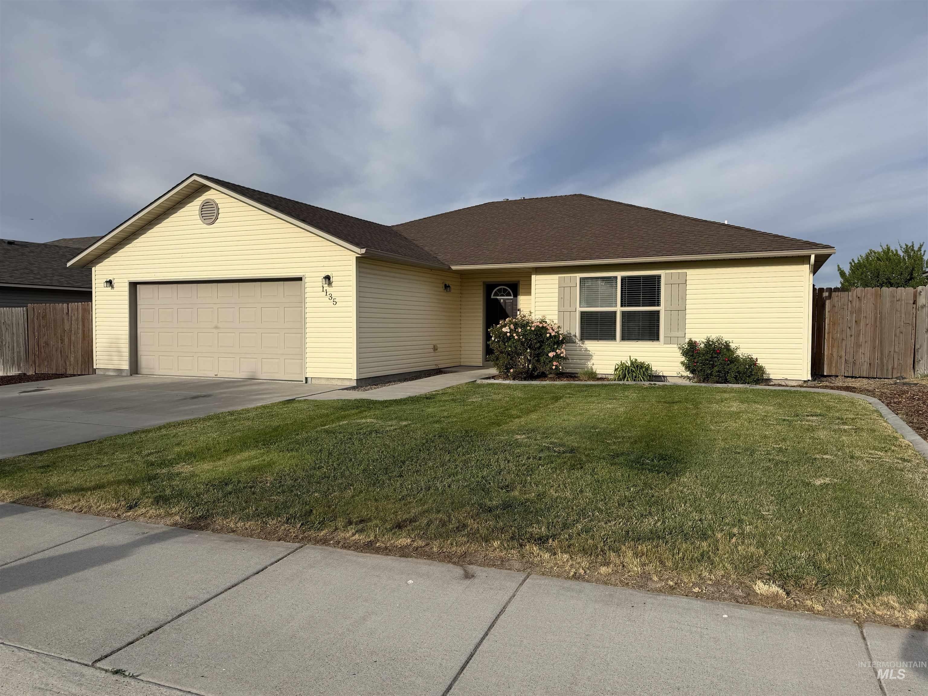 1135 Fiesta Way Property Photo 1