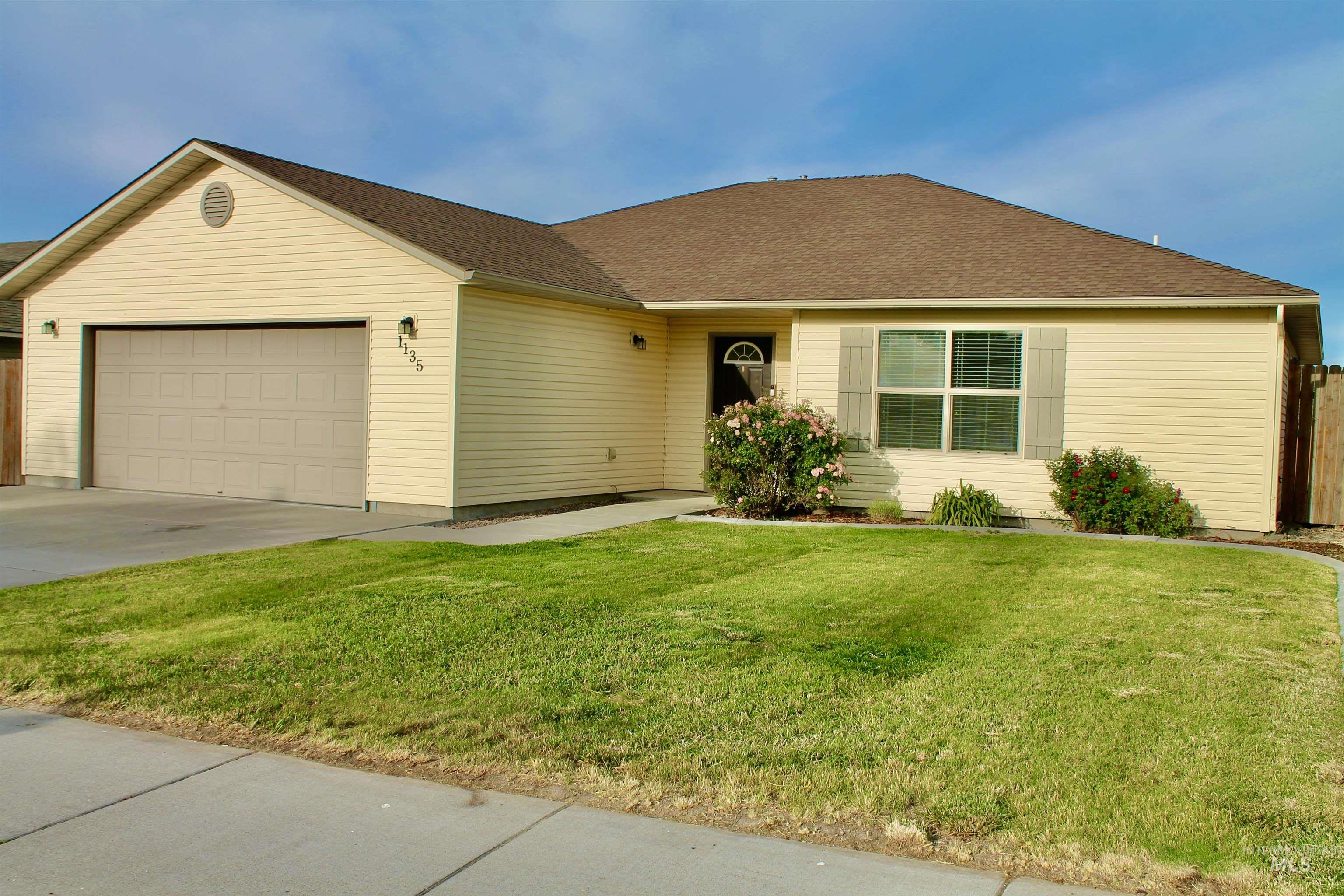 1135 Fiesta Way Property Photo 4