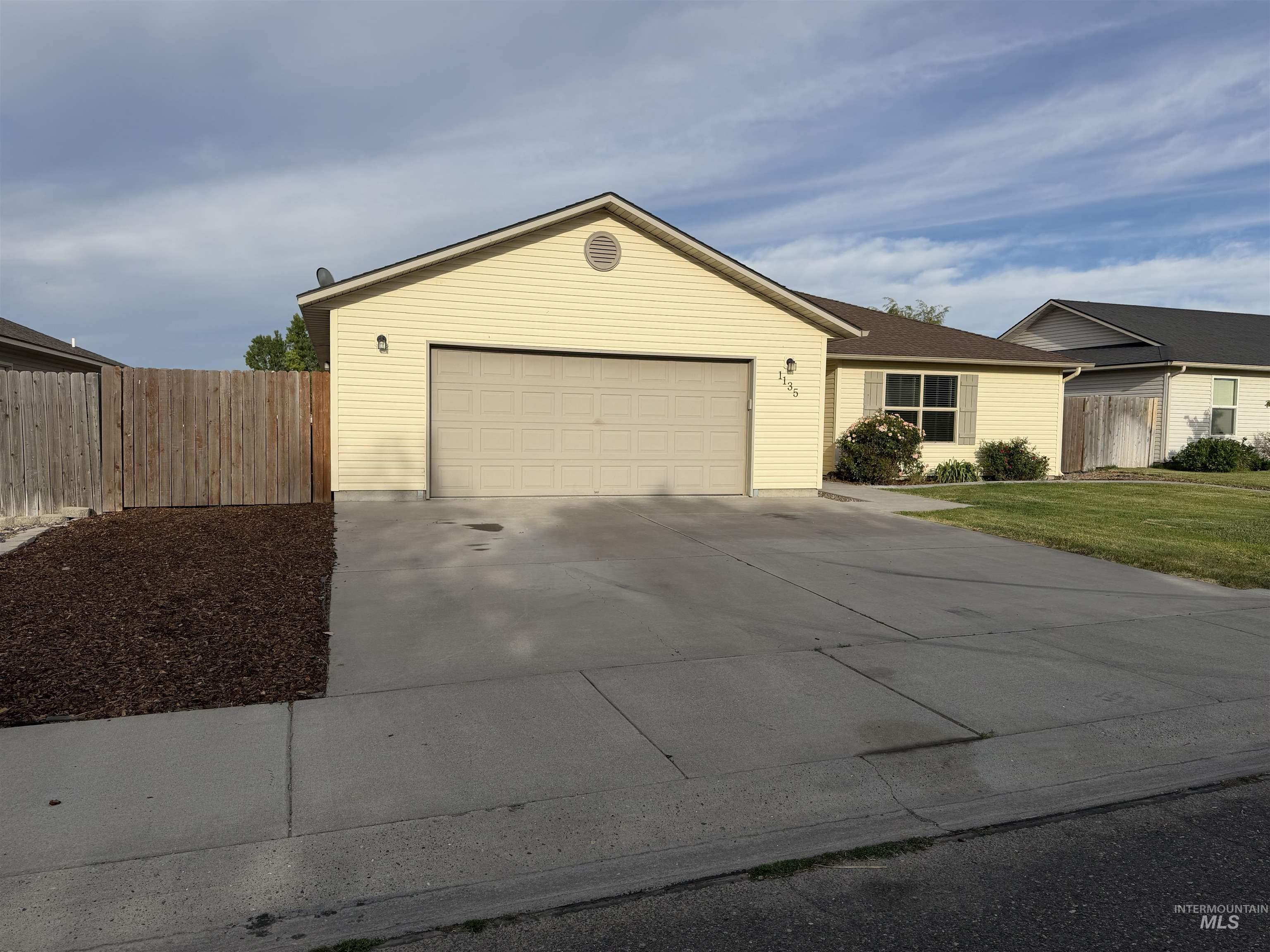 1135 Fiesta Way Property Photo 5