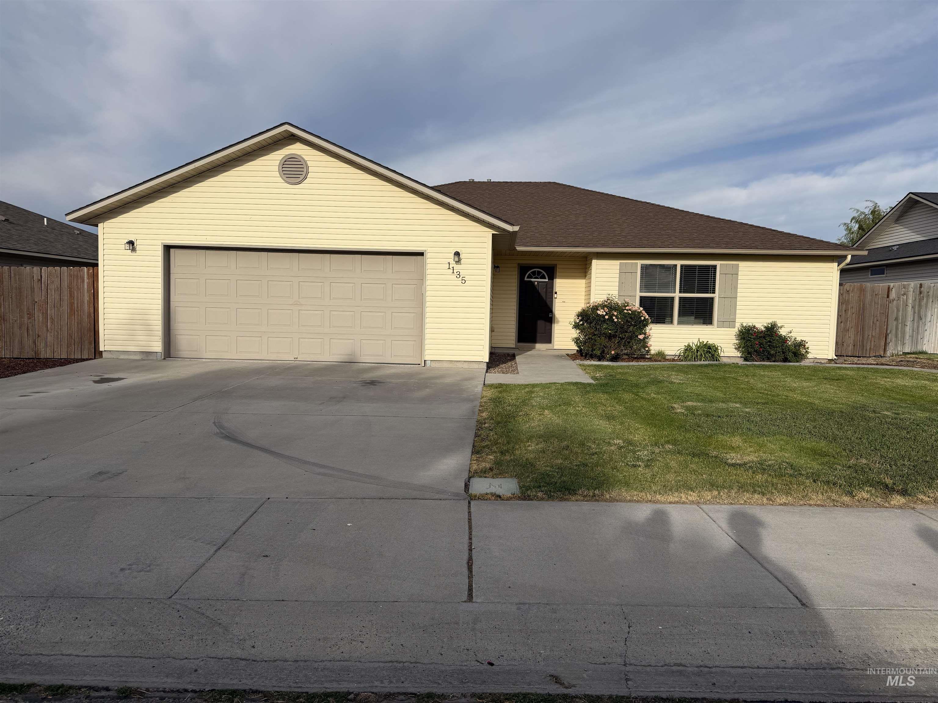 1135 Fiesta Way Property Photo 6