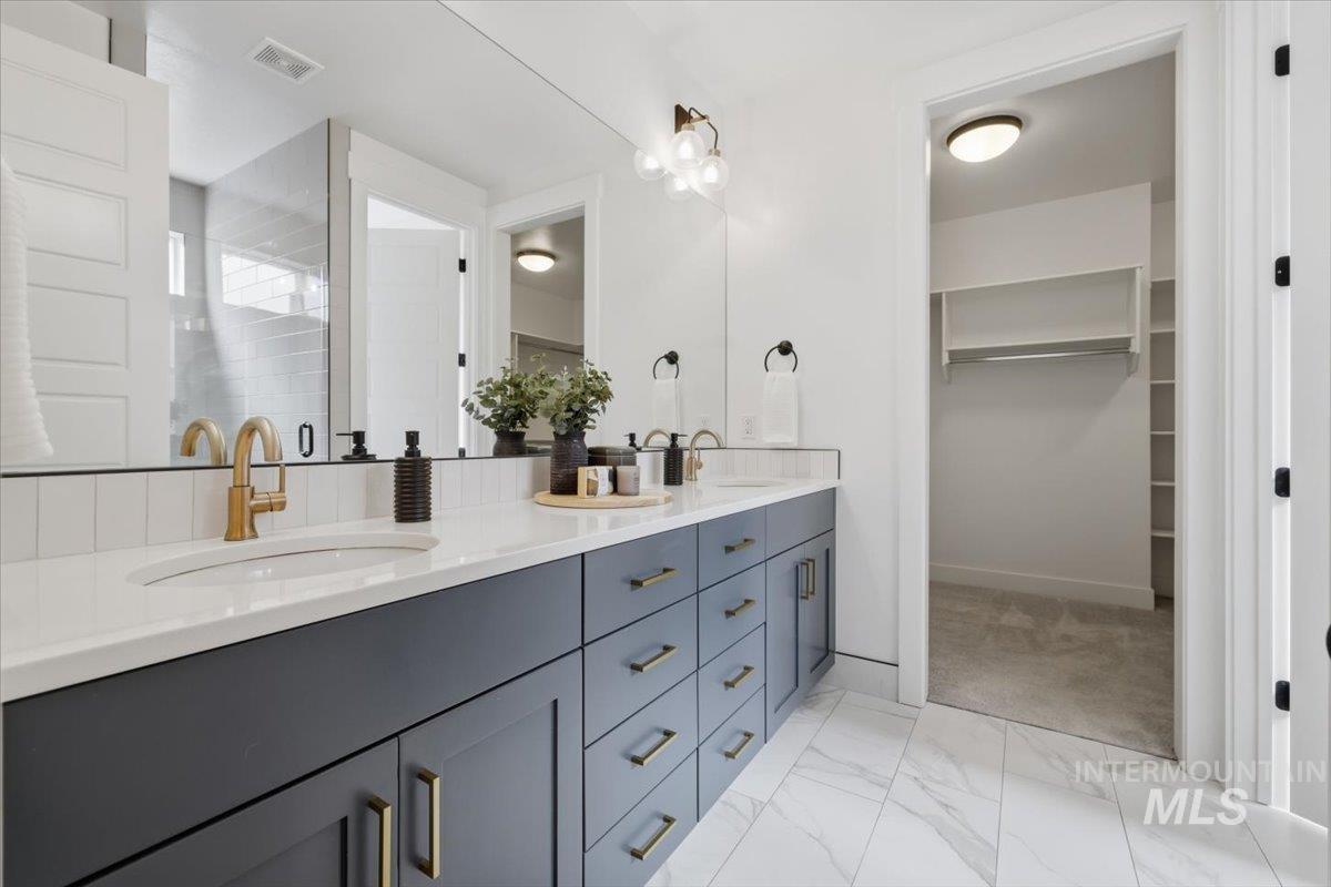 3457 E Berghan Street Property Photo 6