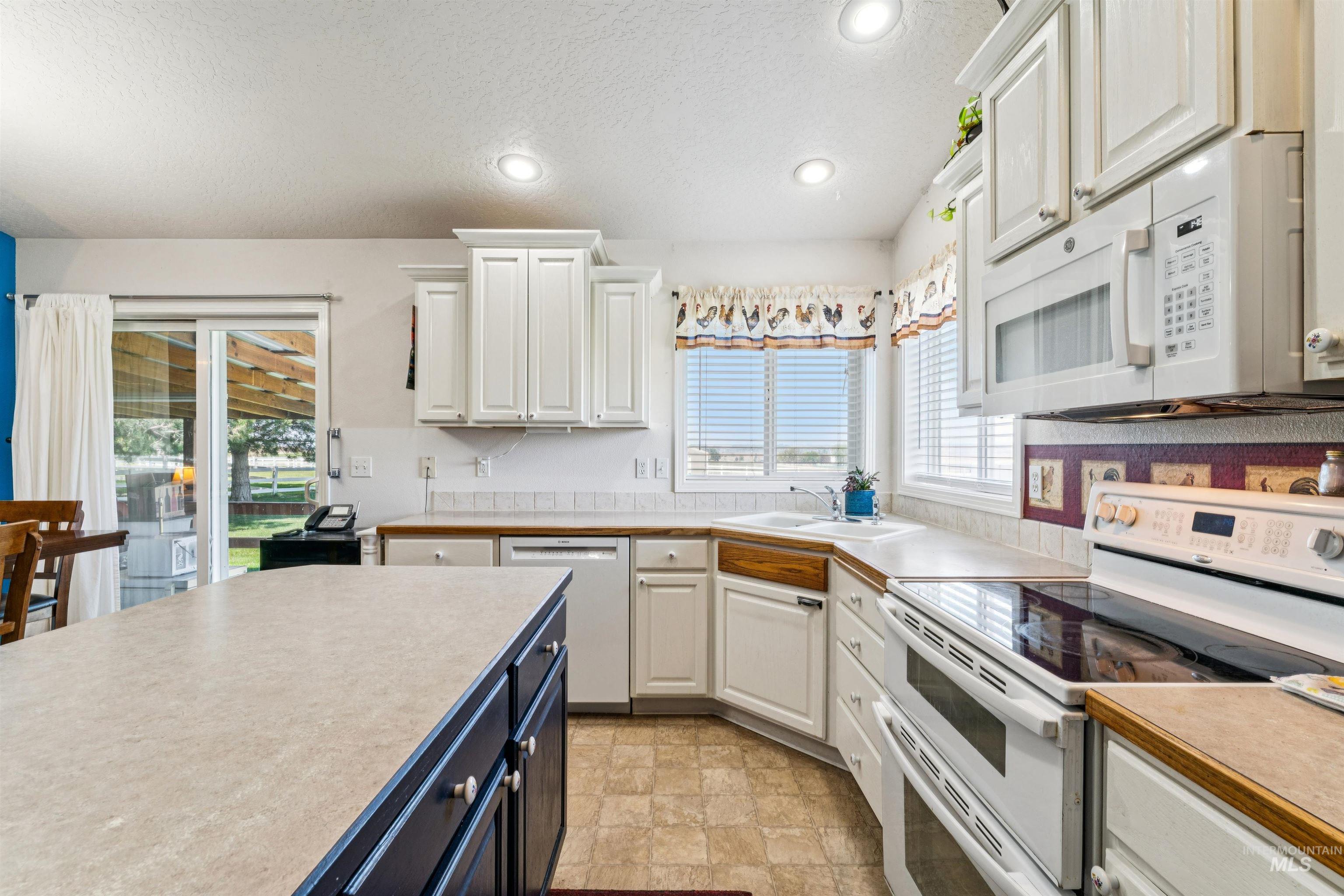 6026 Whispering Hills Dr Property Photo 13