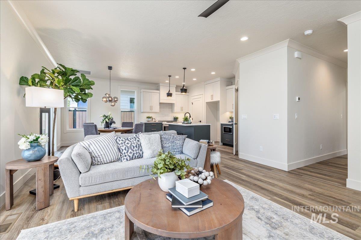 1185 N Meadowglen Ave Property Photo 16
