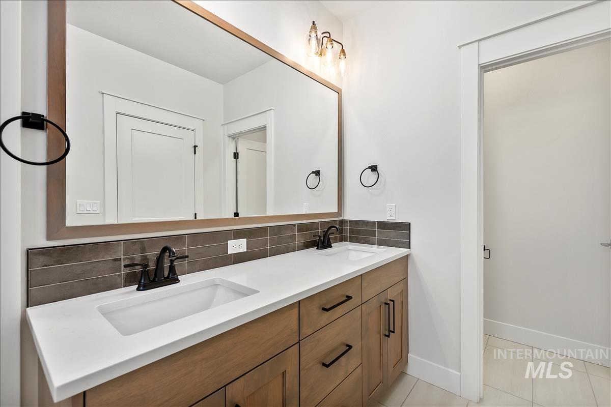 1220 N Meadowglen Ave Property Photo 21