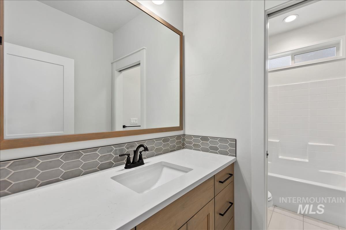 1220 N Meadowglen Ave Property Photo 26