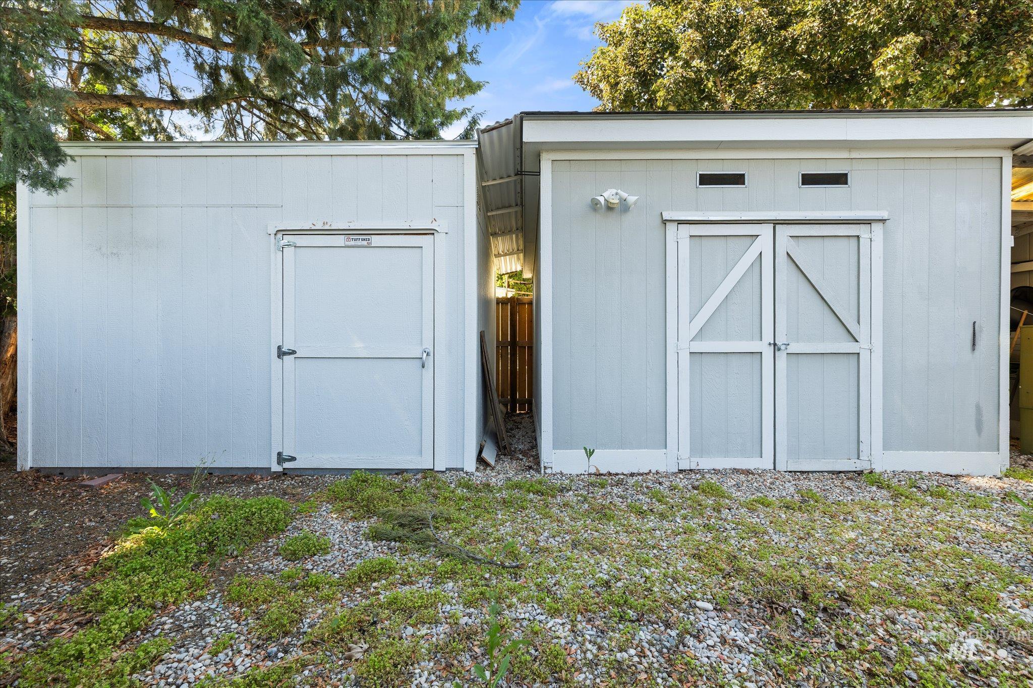 5531 N Sudley Ln Property Photo 6