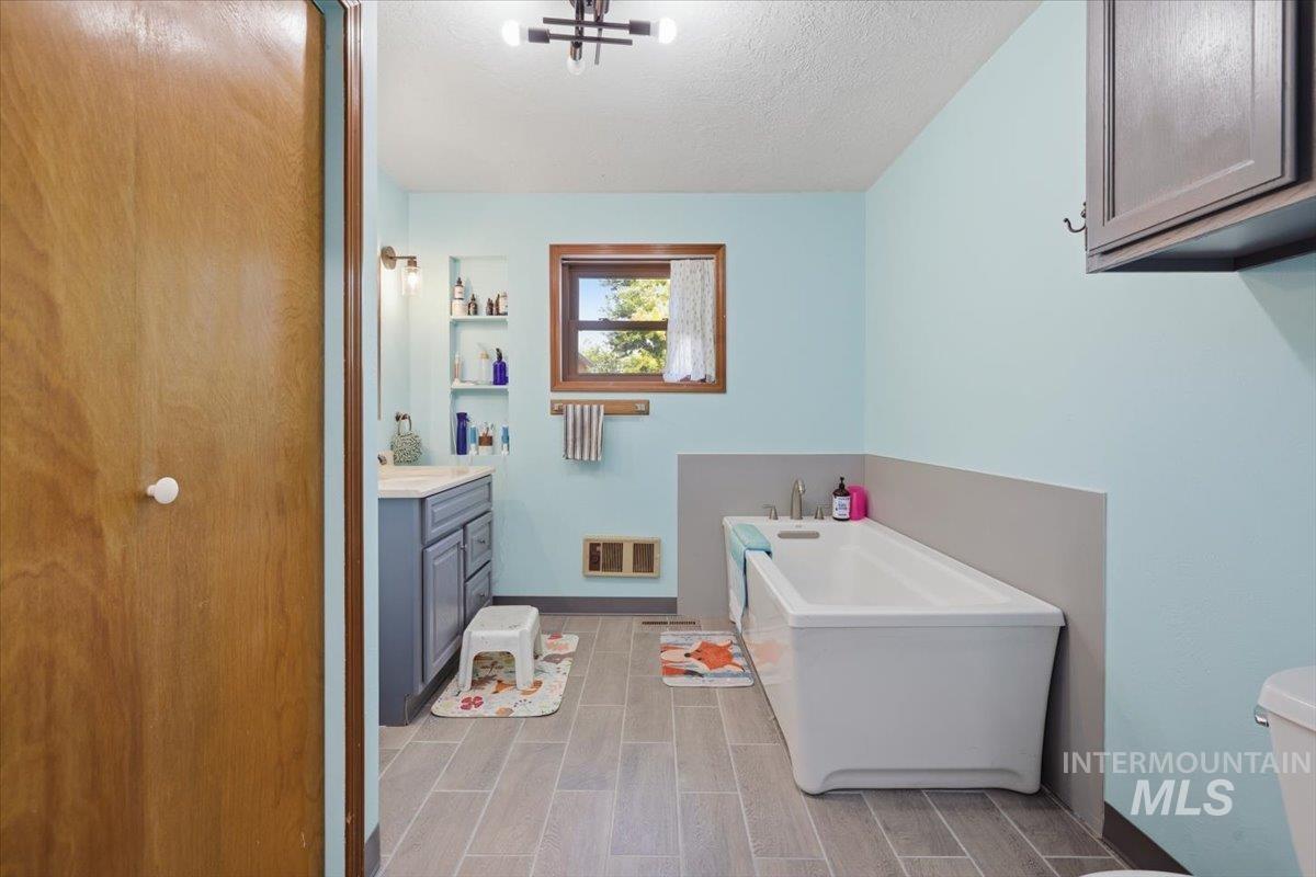 2717 E Victory Rd Property Photo 36