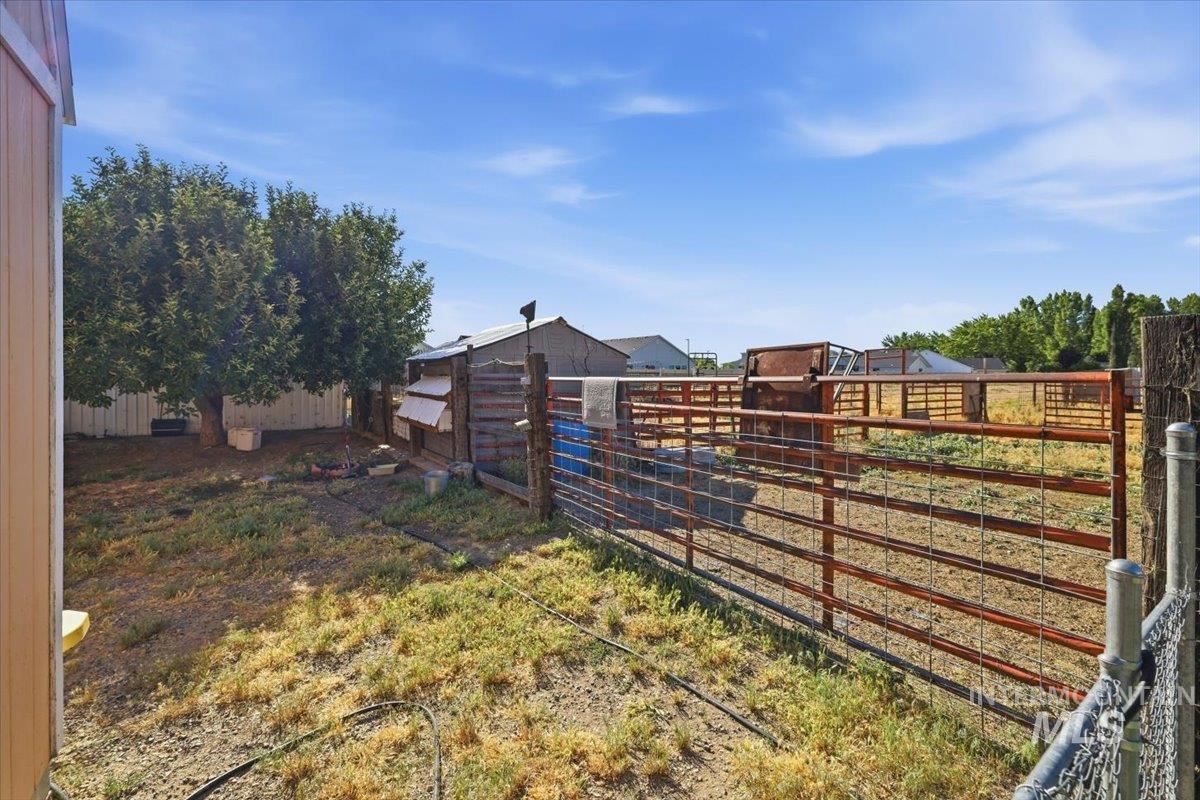 2717 E Victory Rd Property Photo 44