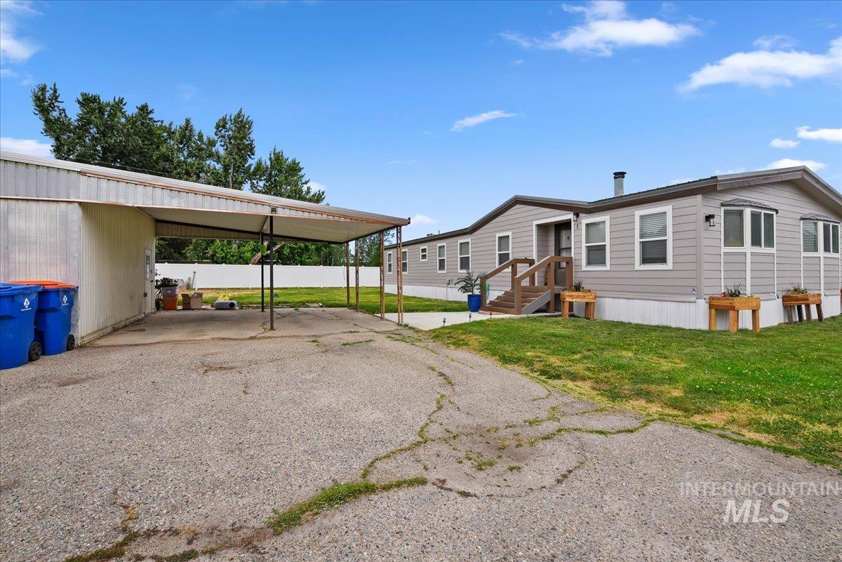 1200 Artesian Rd. Property Photo 2