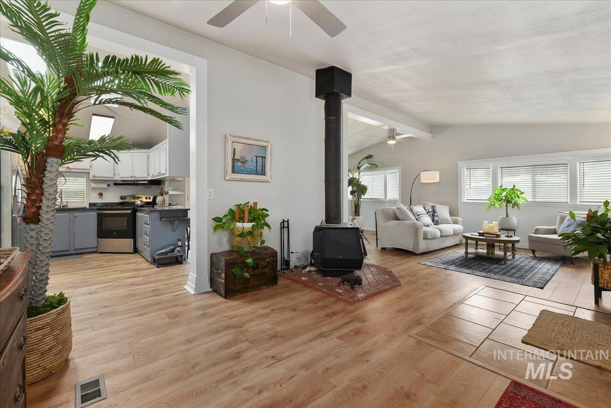 1200 Artesian Rd. Property Photo 8
