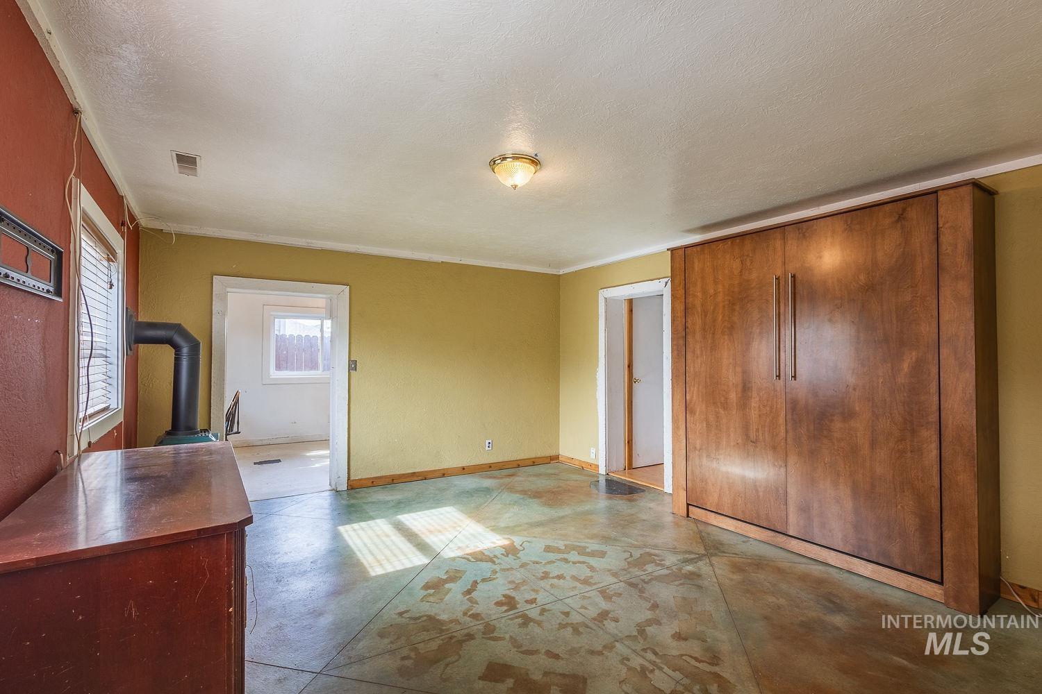1021 W Chamberlin St Property Photo 5