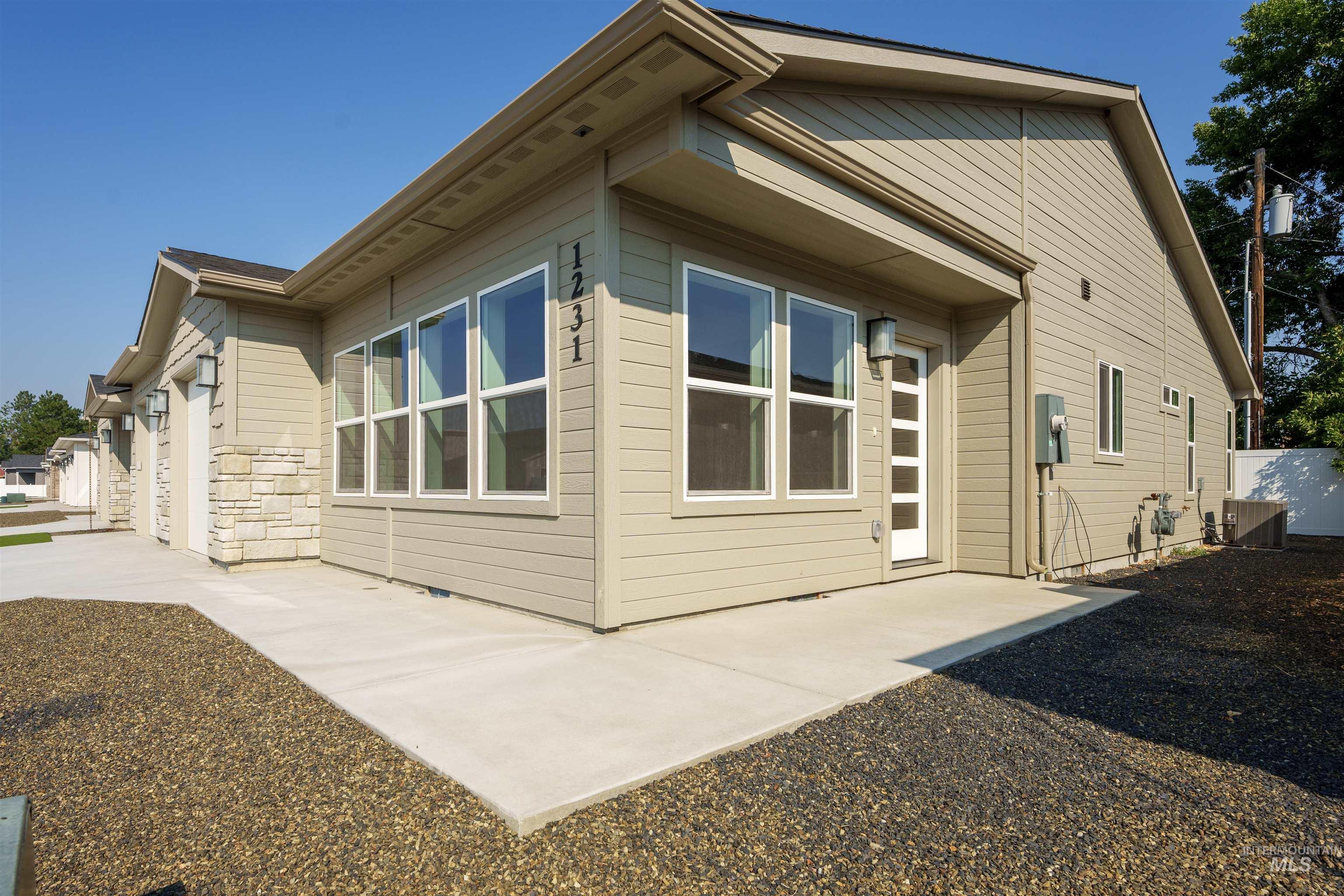 1231 Phillips Circle Property Photo 4