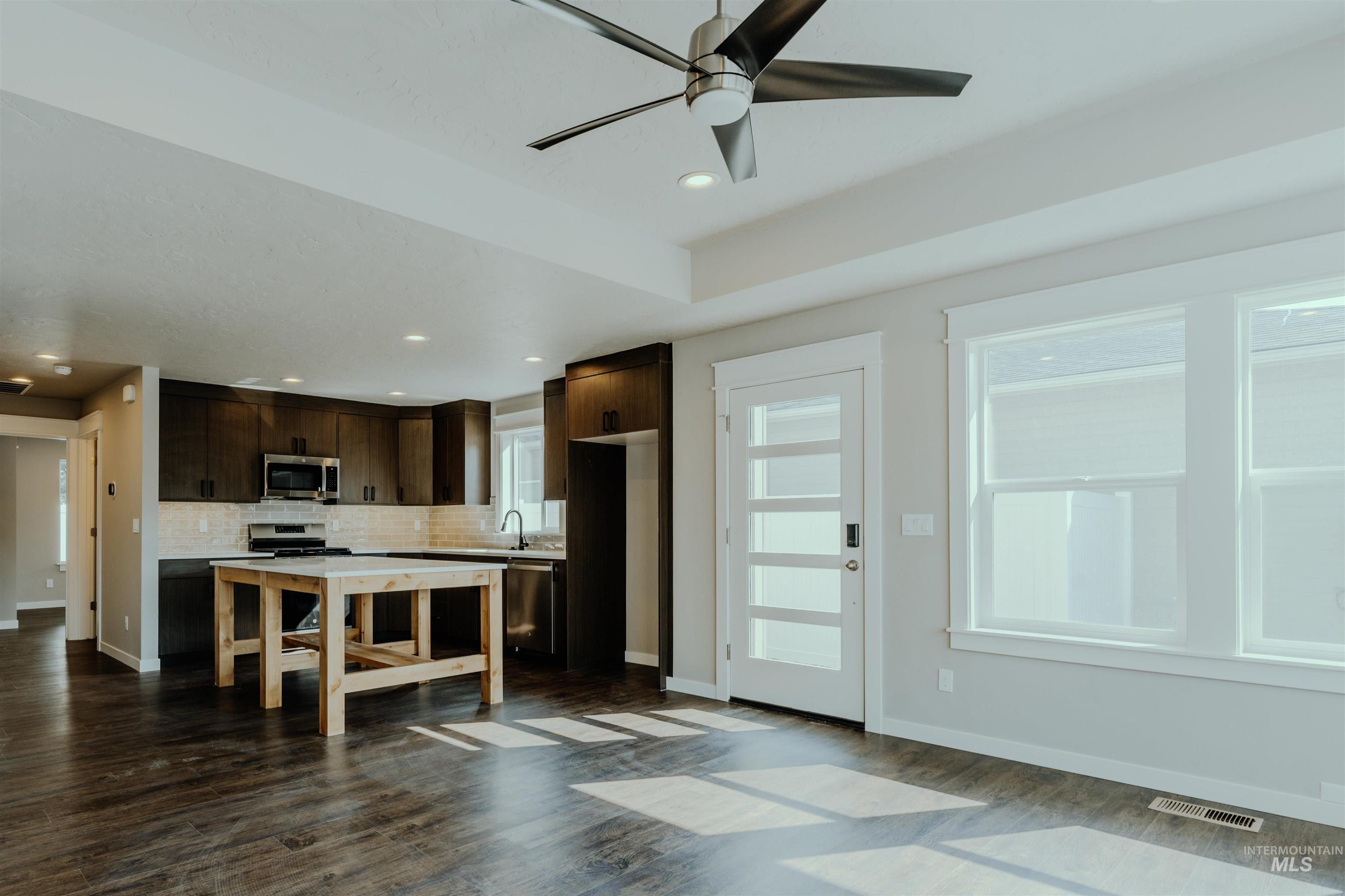 1231 Phillips Circle Property Photo 5