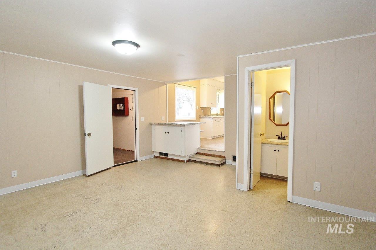 5924 W Overland Rd Property Photo 8