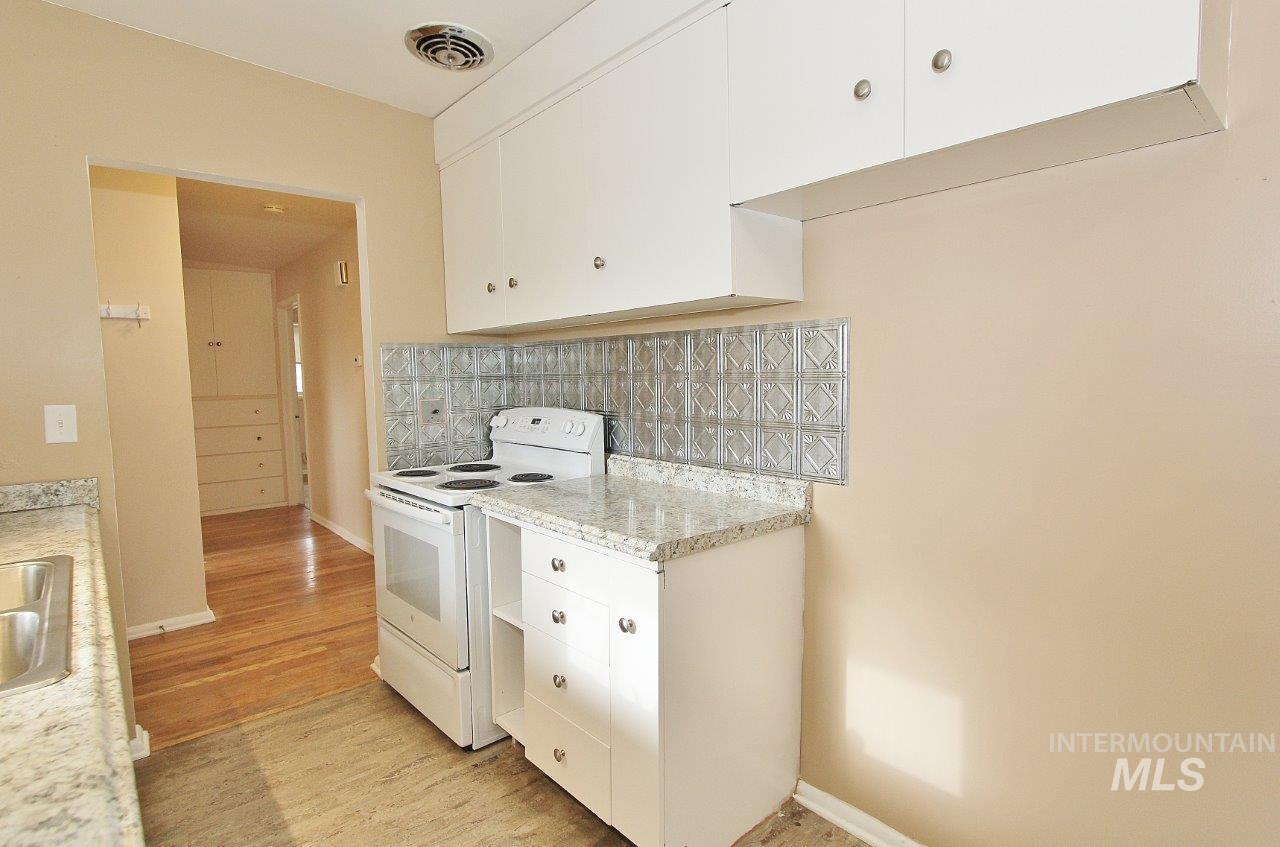 5924 W Overland Rd Property Photo 10