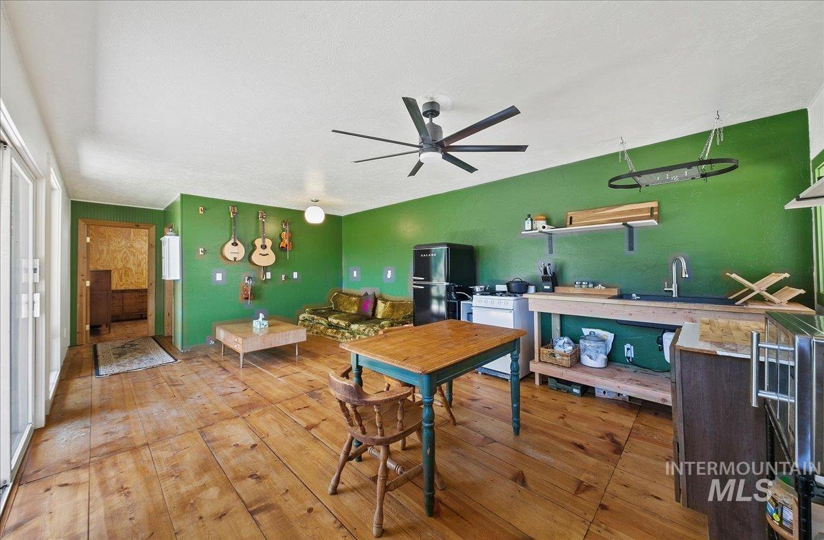 221 Tollgate Road Property Photo 4
