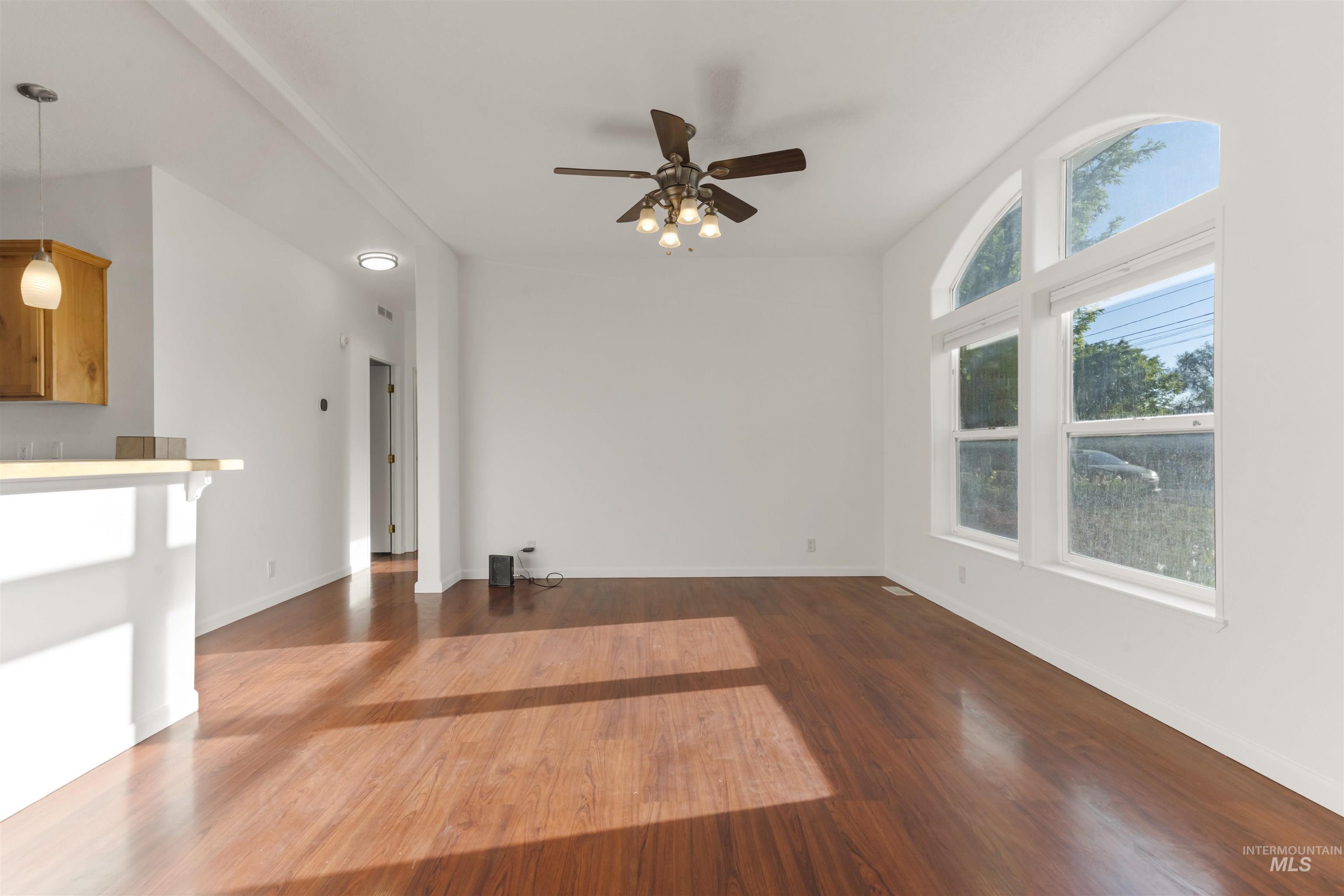 2107 S Phillippi Street Property Photo 5