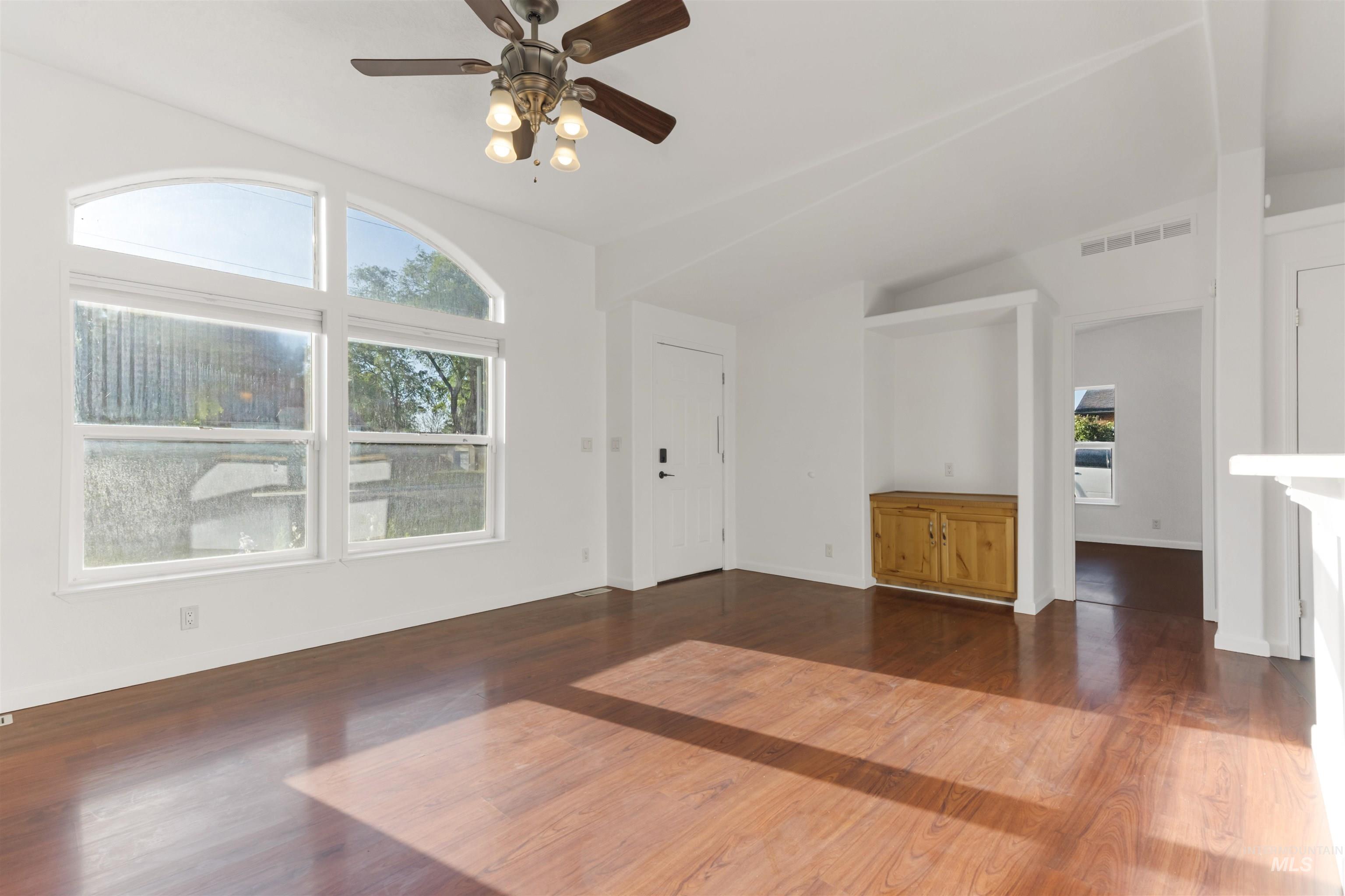 2107 S Phillippi Street Property Photo 6
