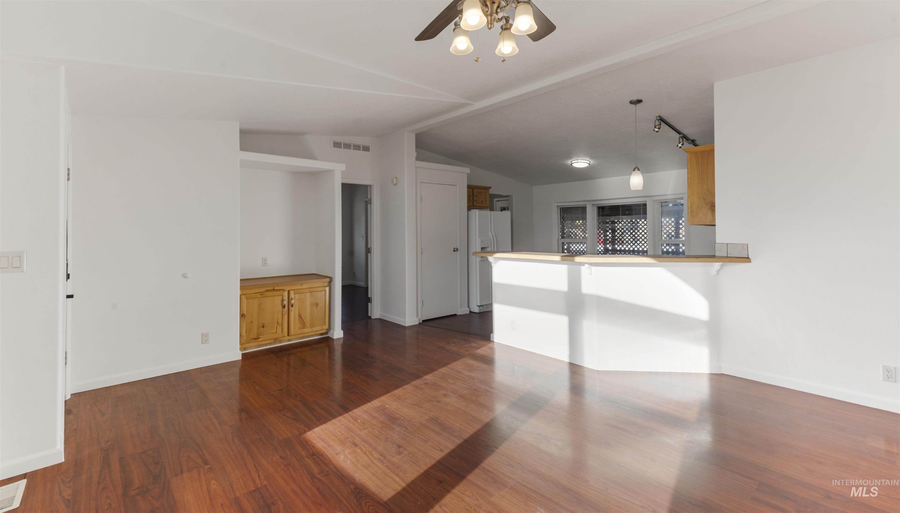 2107 S Phillippi Street Property Photo 7