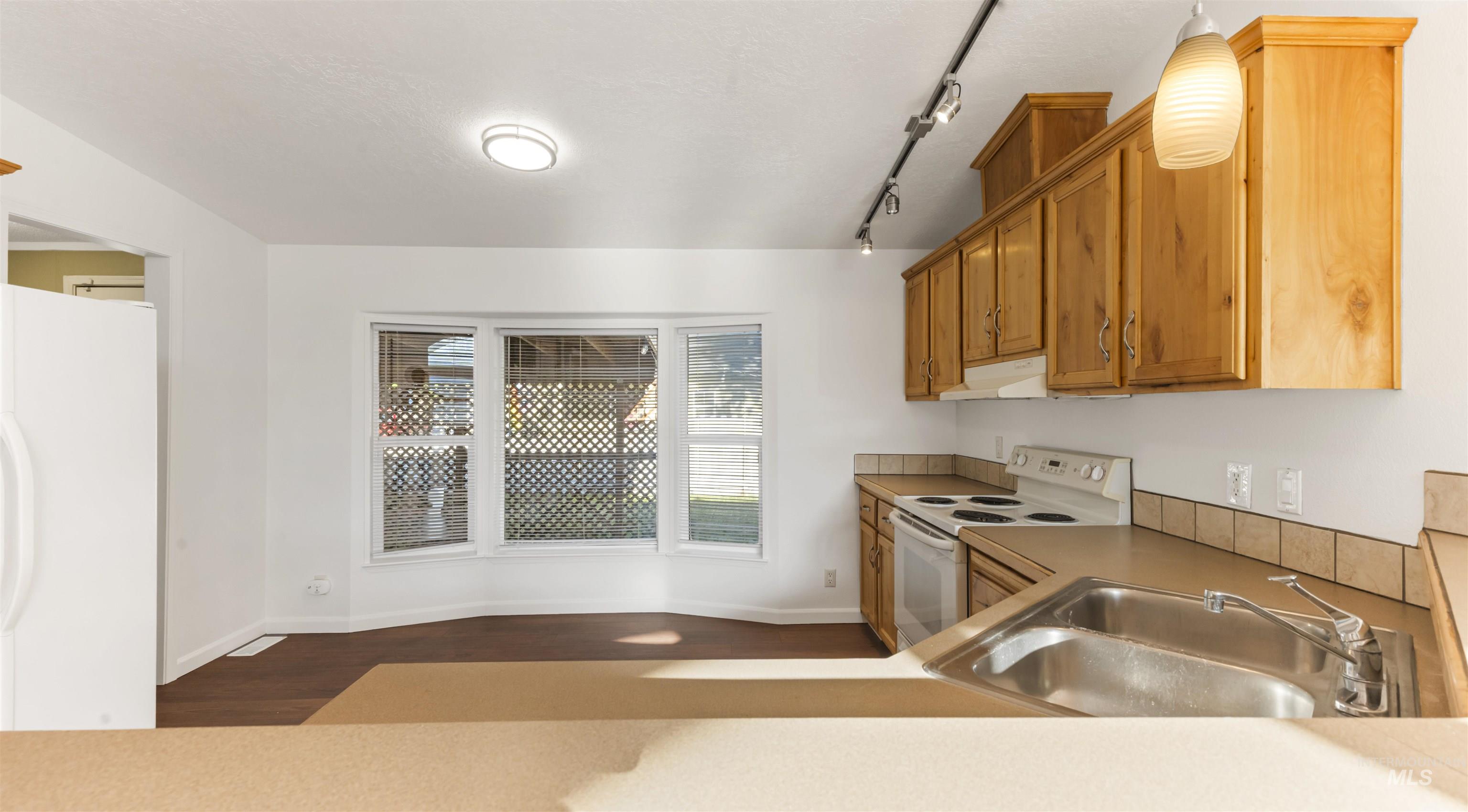 2107 S Phillippi Street Property Photo 8