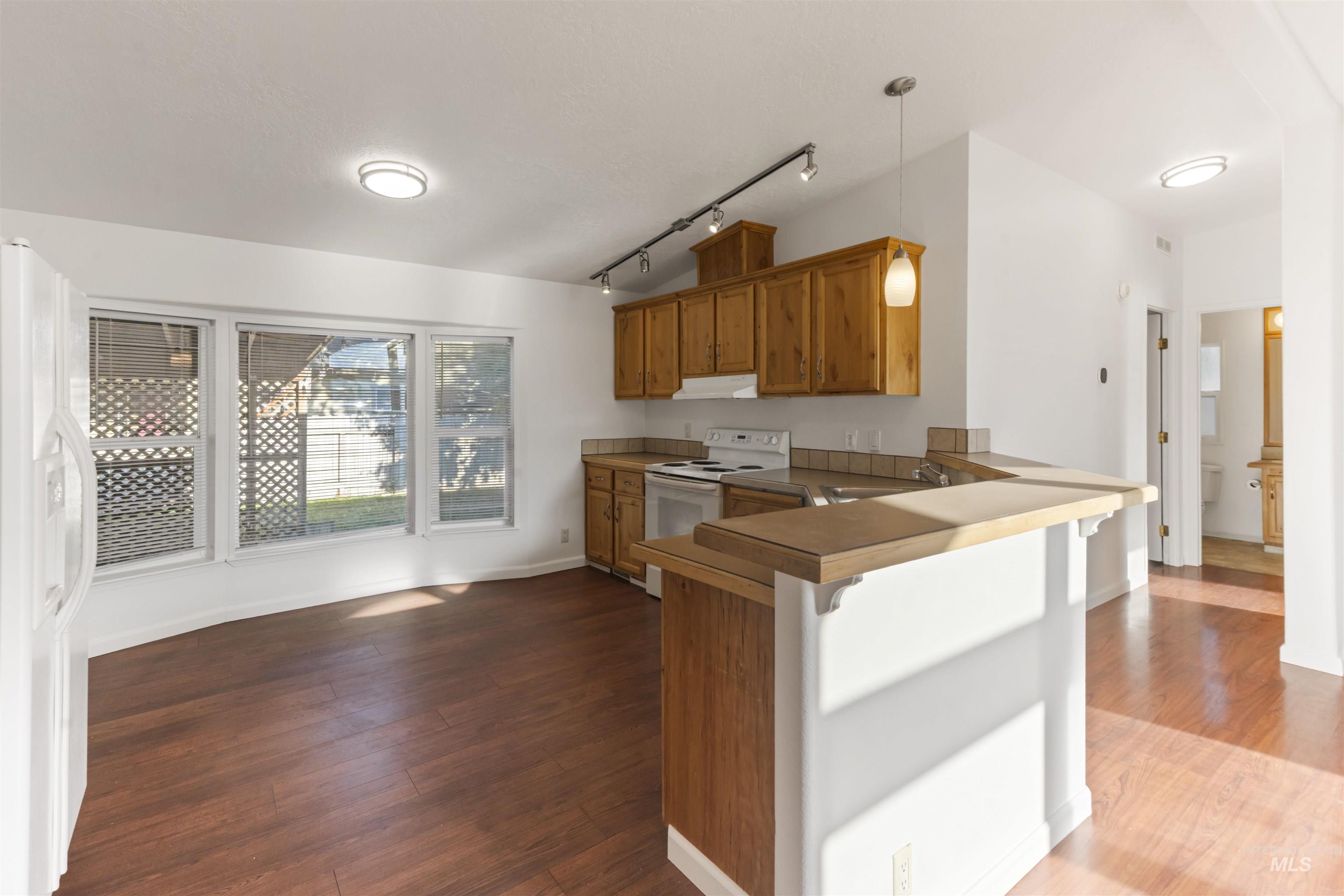 2107 S Phillippi Street Property Photo 9
