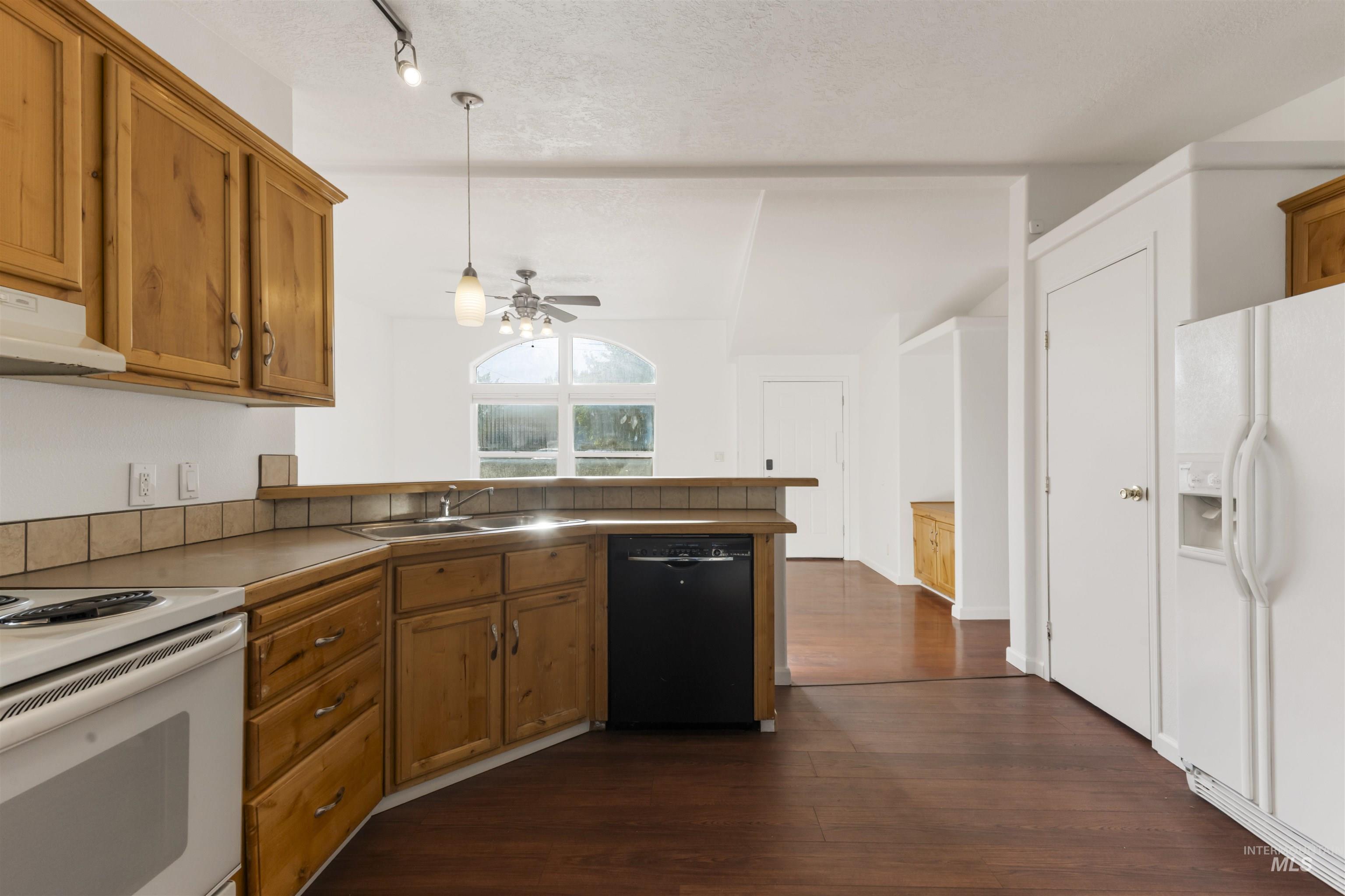 2107 S Phillippi Street Property Photo 10