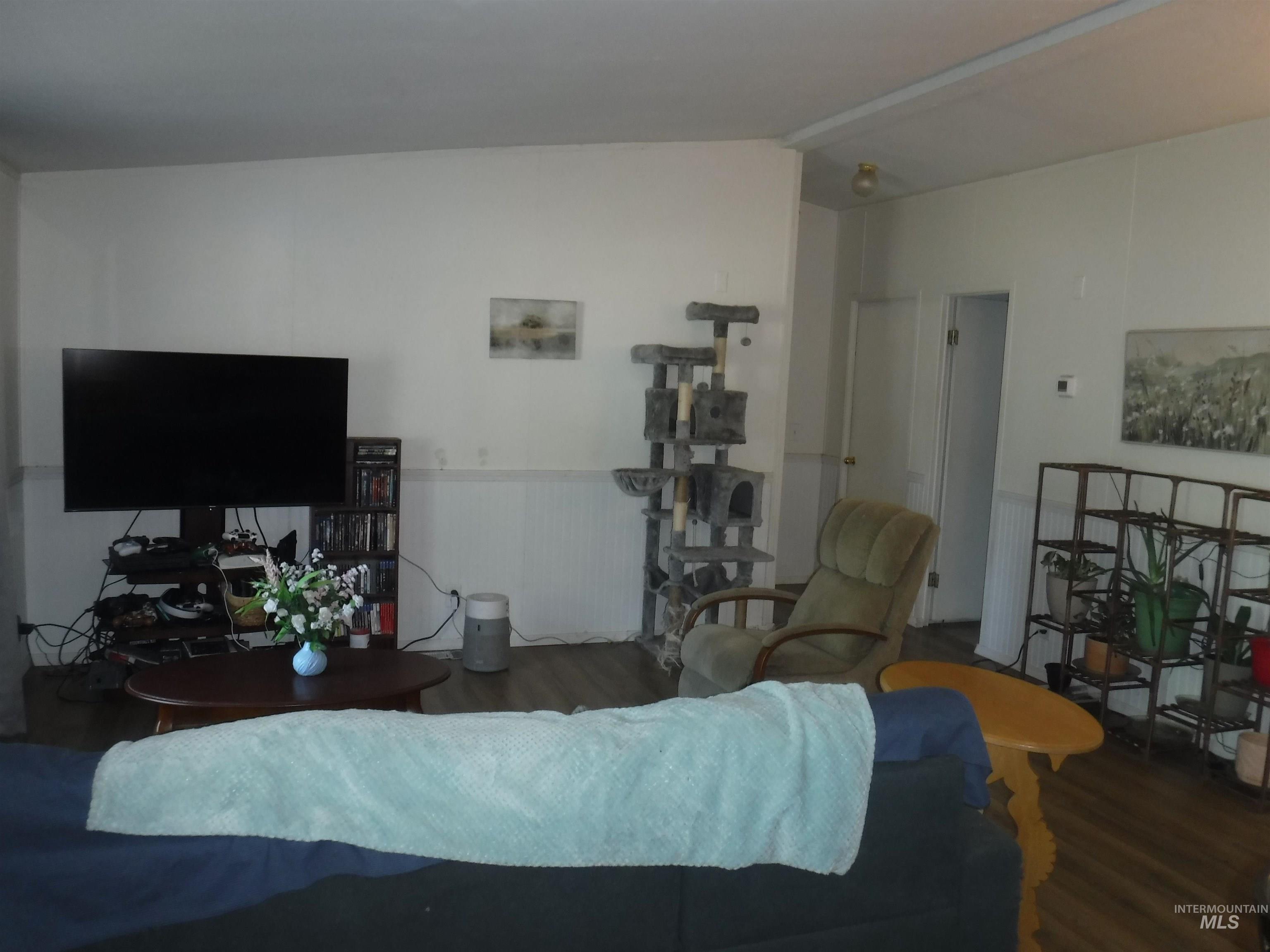 435 3rd Ave W Property Photo 4