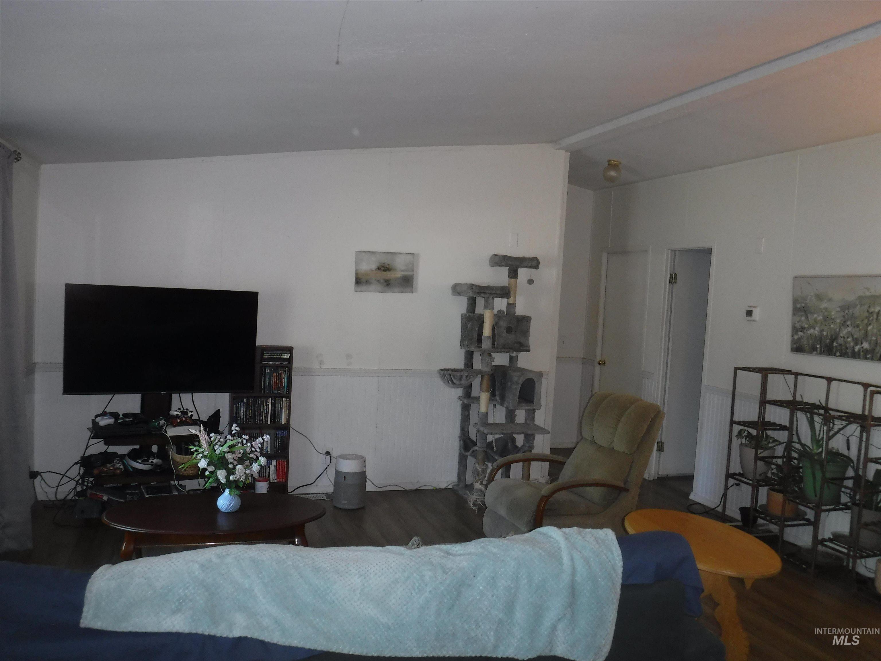 435 3rd Ave W Property Photo 5