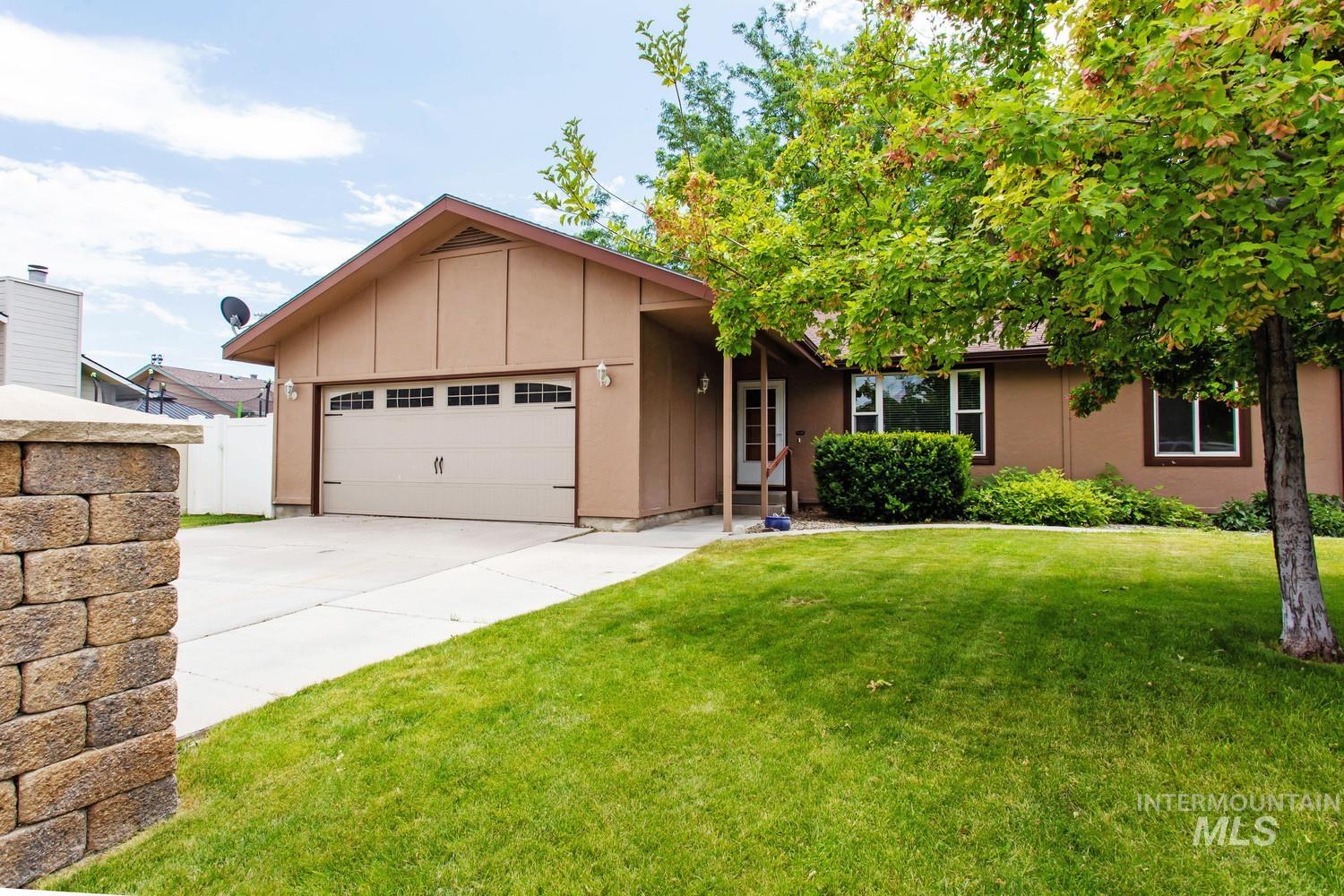 2572 Navajo Circle Property Photo 4