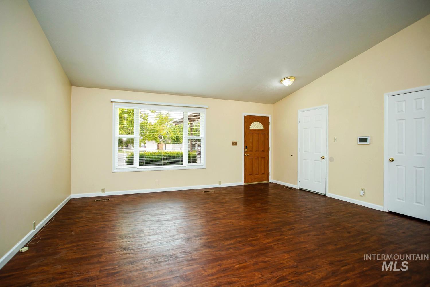 2572 Navajo Circle Property Photo 6