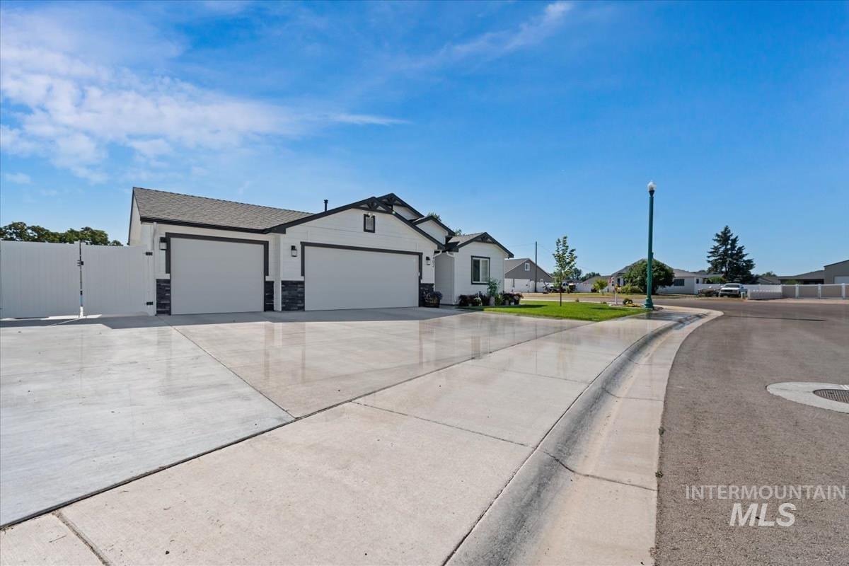 2402 Day Dr Property Photo 34