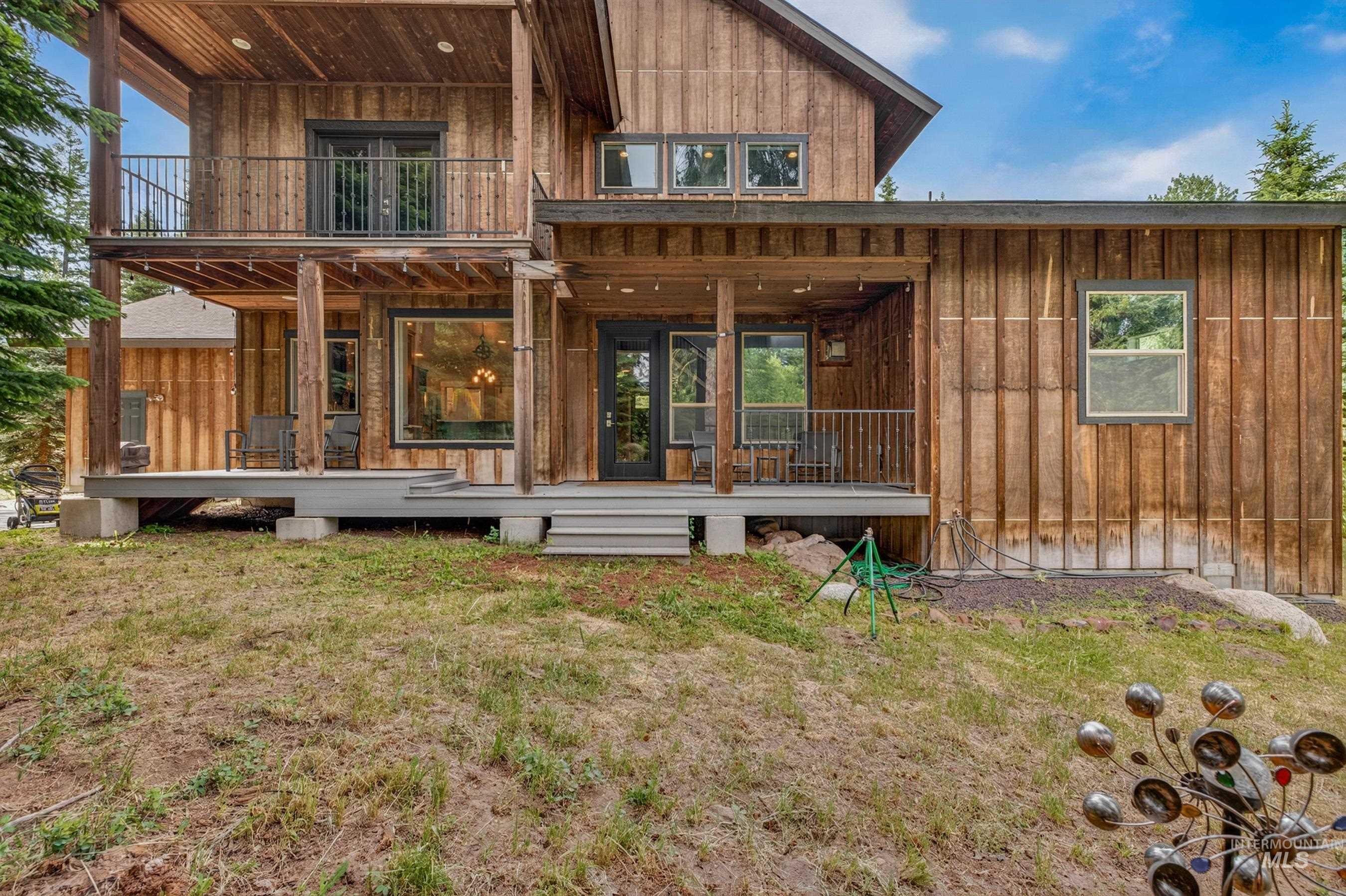 1003 Violet Way Property Photo 4