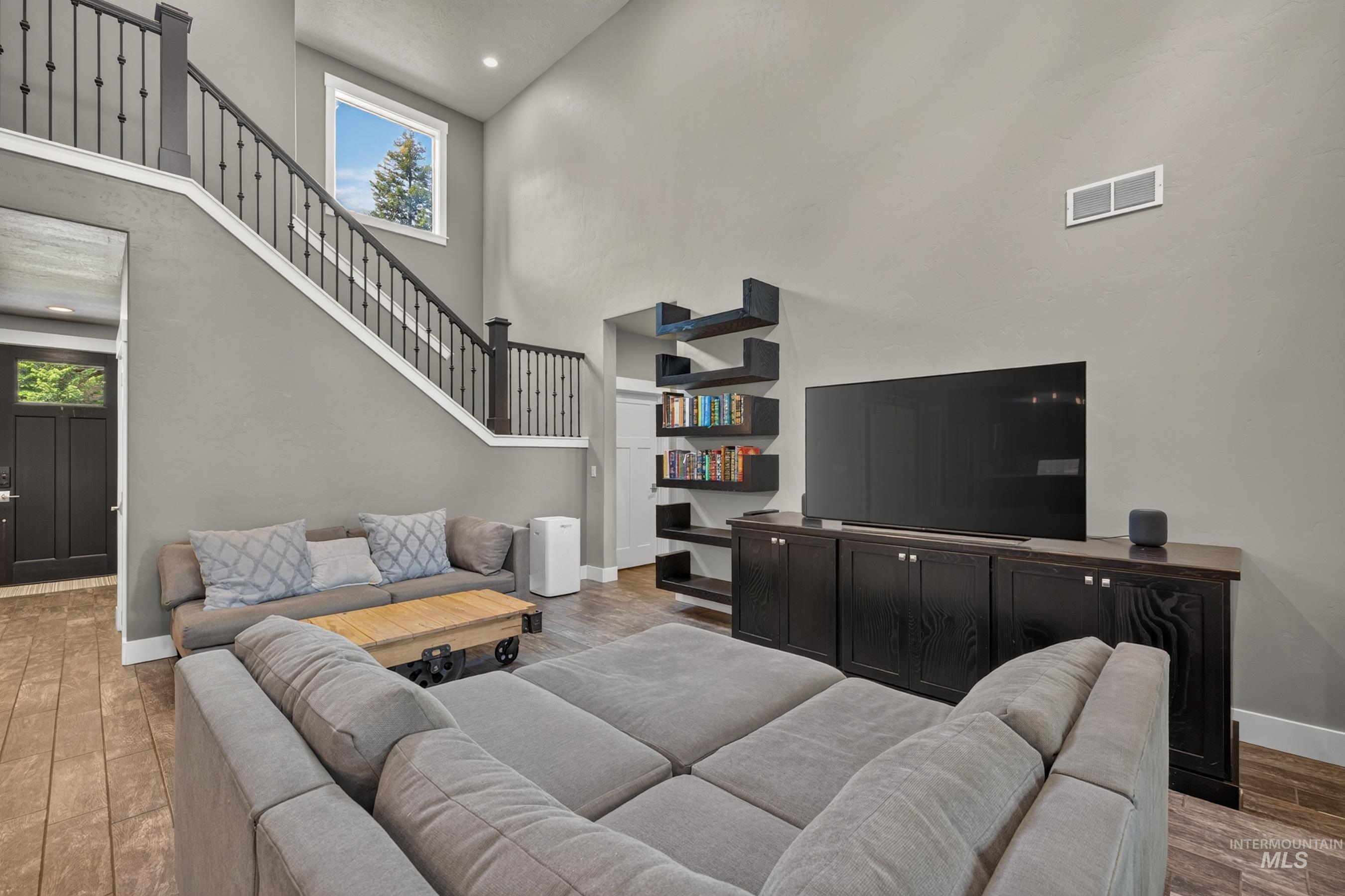 1003 Violet Way Property Photo 12