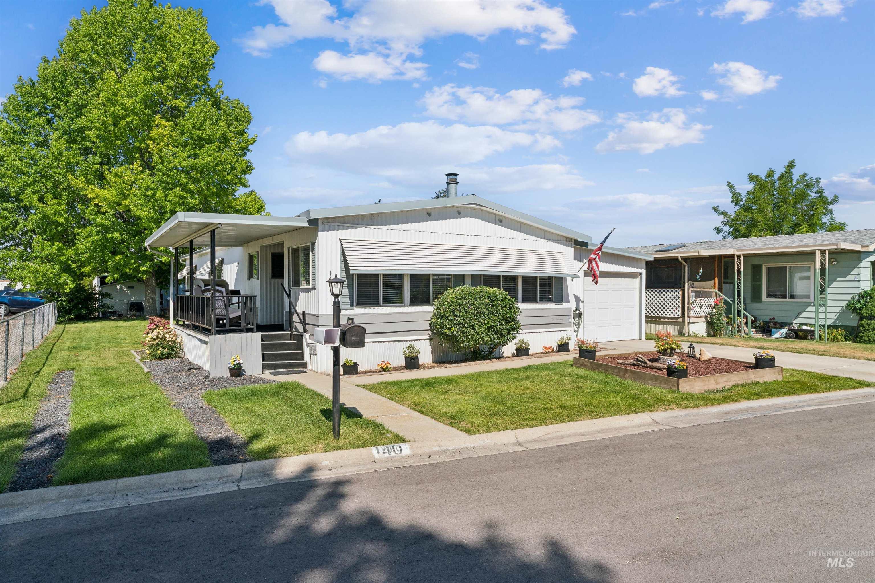 140 N Rainbow Dr Property Photo 1