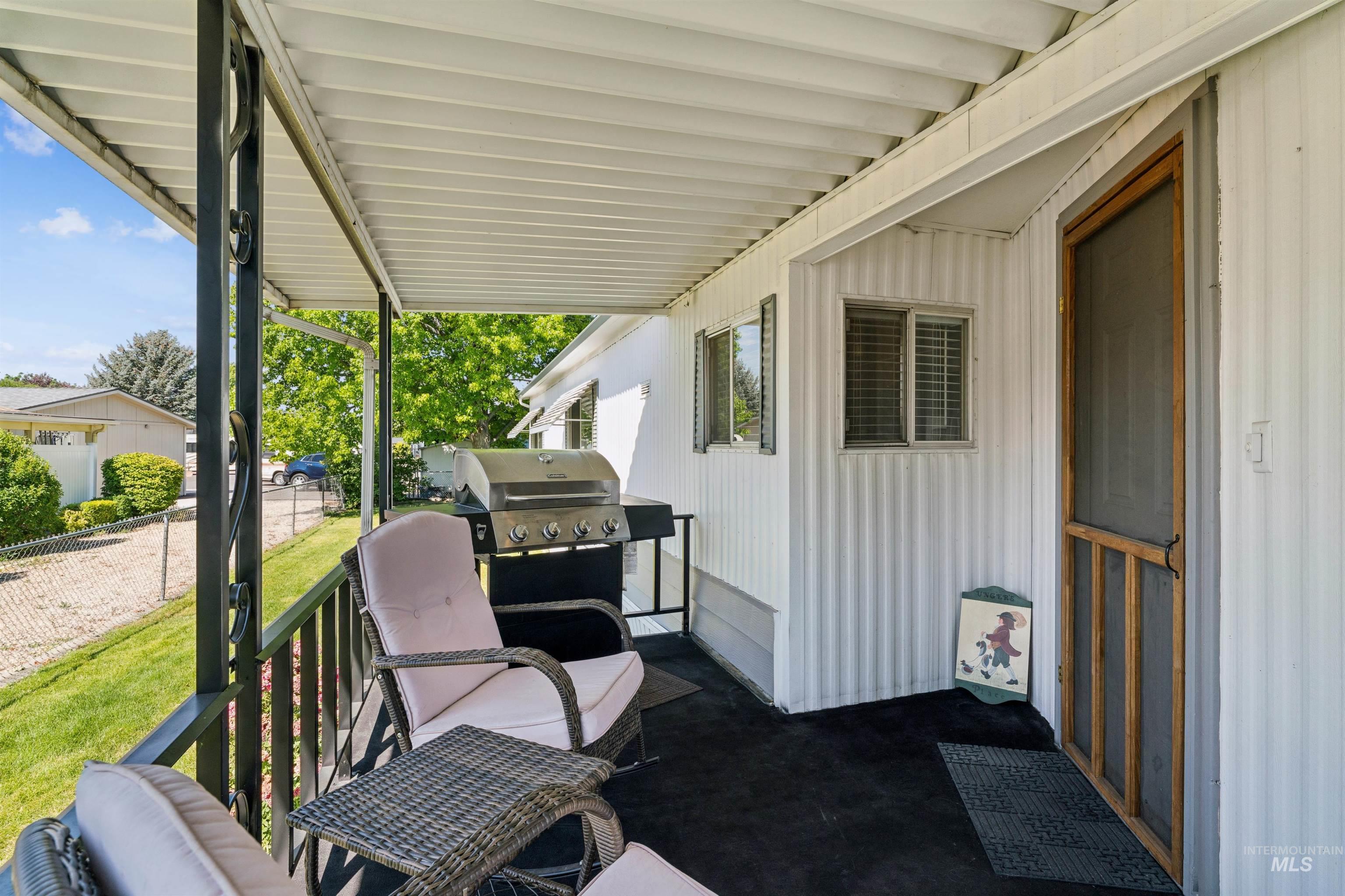 140 N Rainbow Dr Property Photo 4