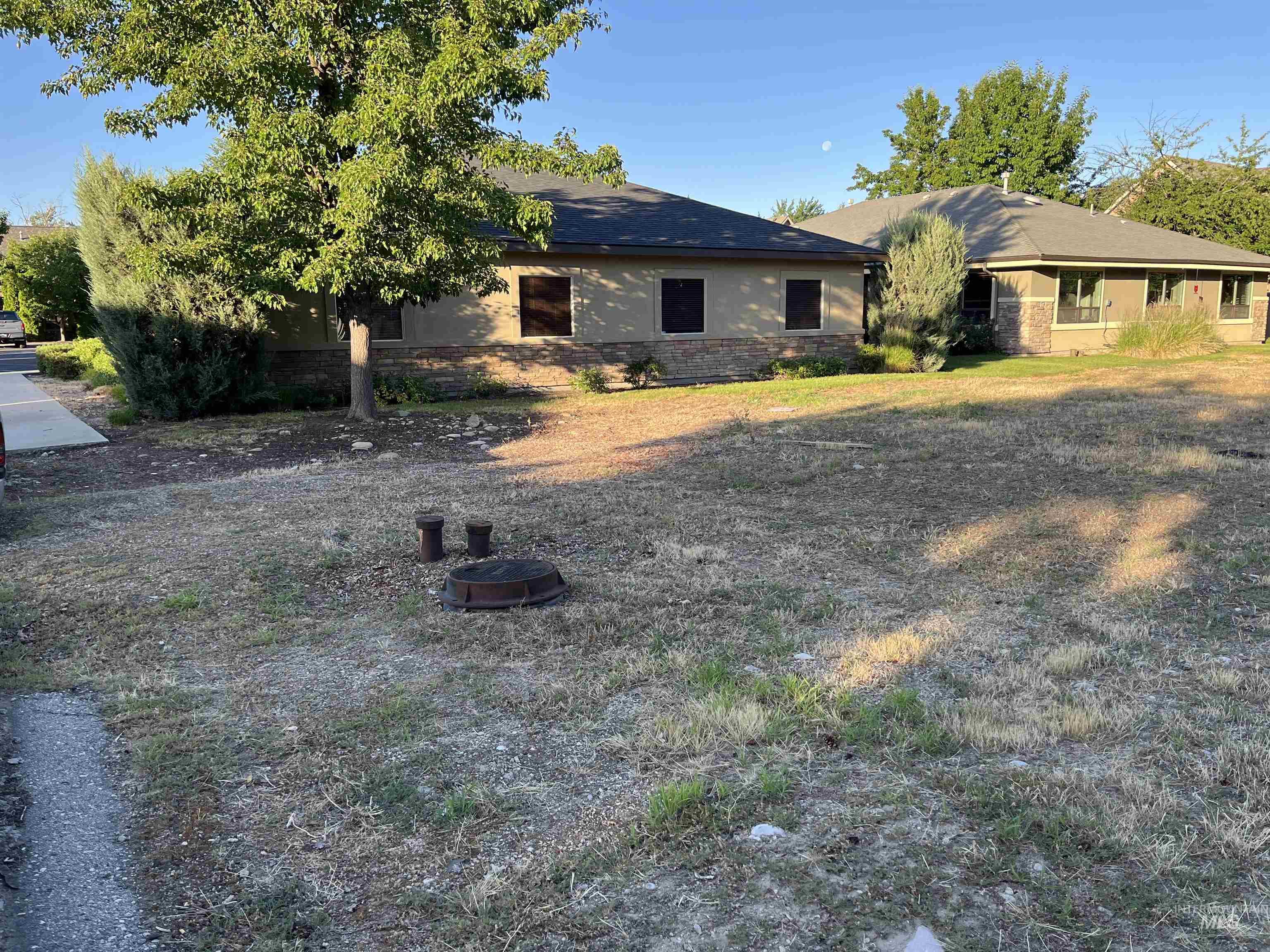 6665 N Glenwood Property Photo 3