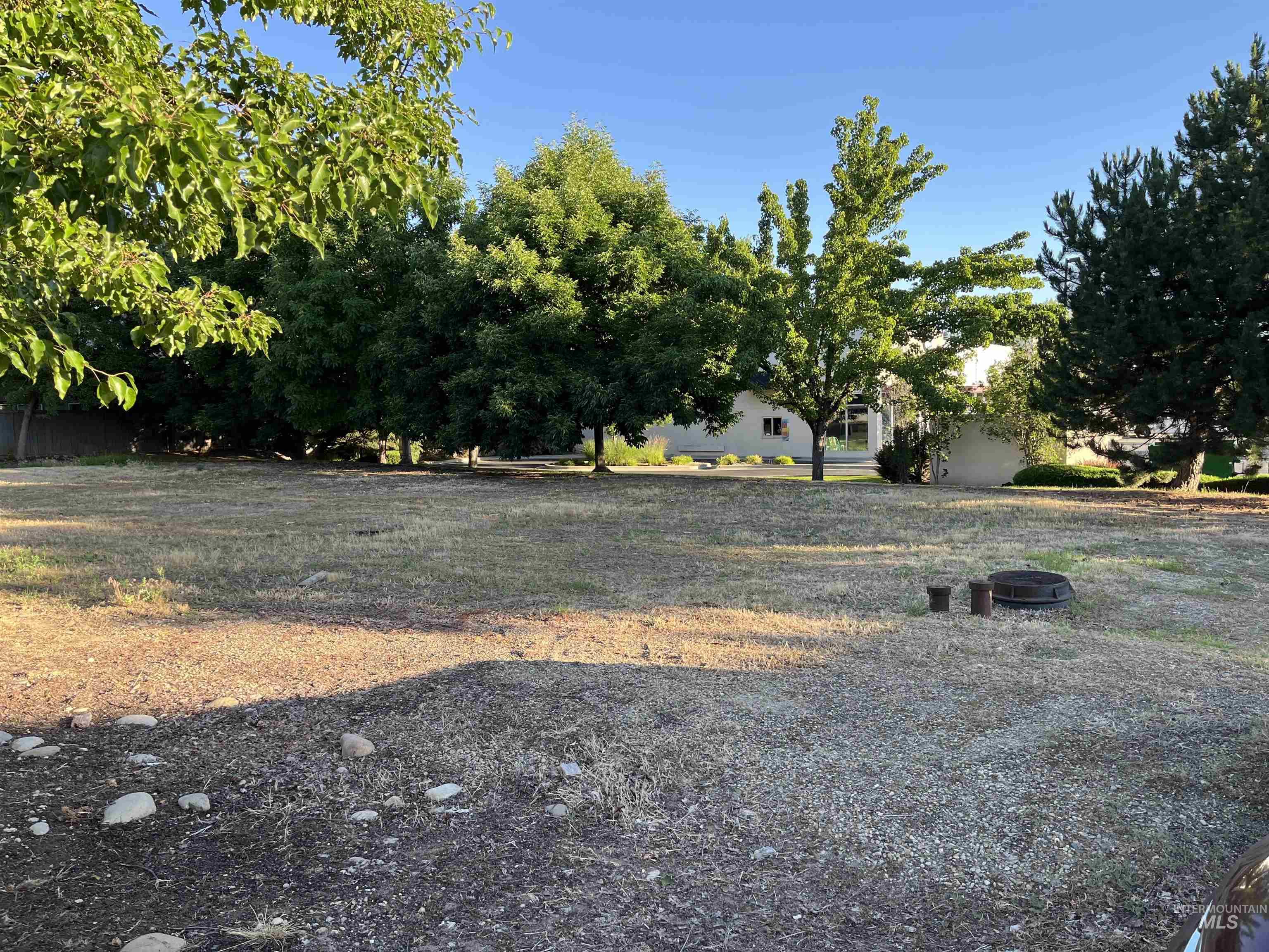 6665 N Glenwood Property Photo 7