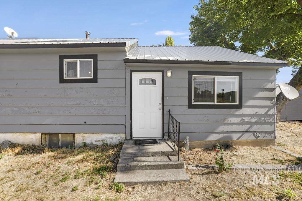 646 2nd Ave E Property Photo 1