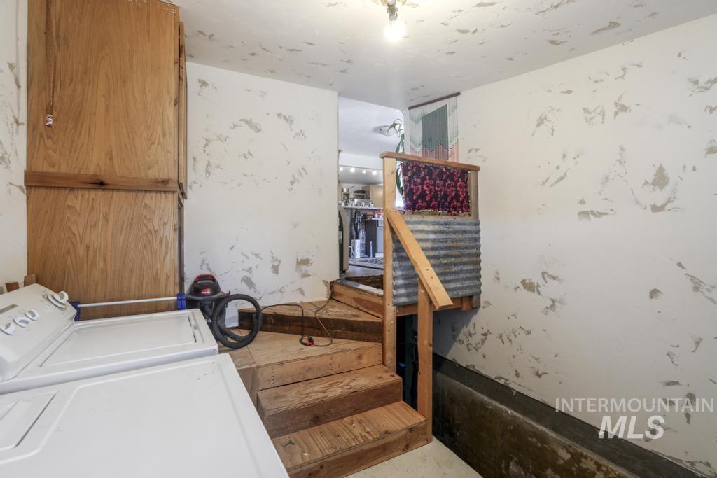 646 2nd Ave E Property Photo 24