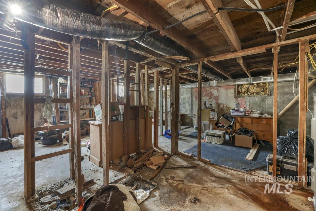 646 2nd Ave E Property Photo 25