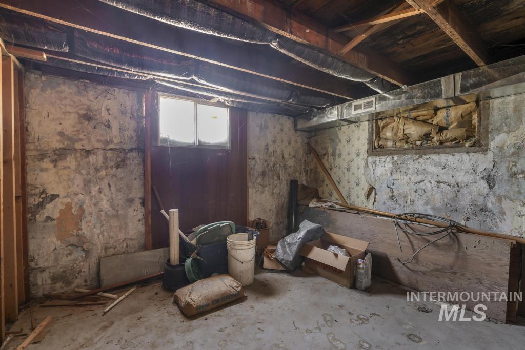 646 2nd Ave E Property Photo 27