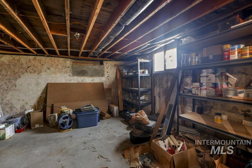 646 2nd Ave E Property Photo 28