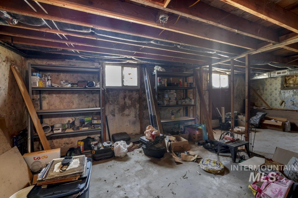 646 2nd Ave E Property Photo 30