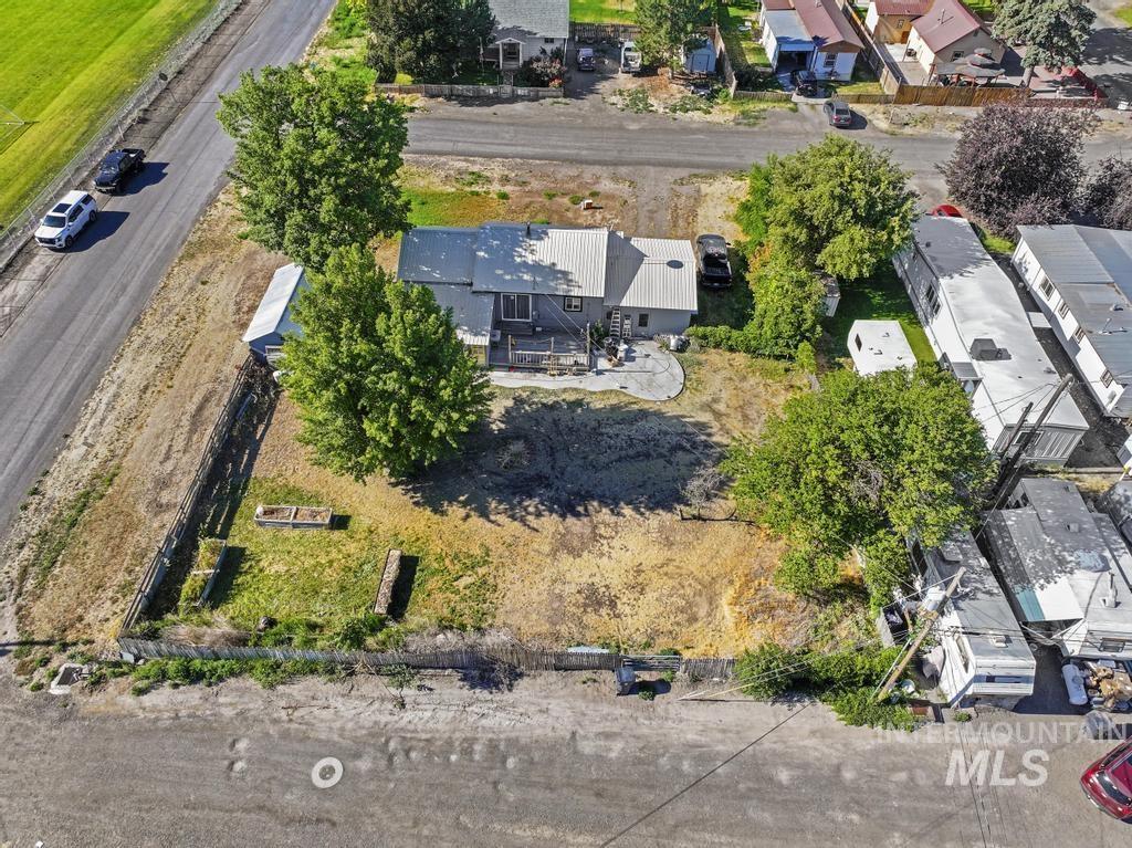 646 2nd Ave E Property Photo 40
