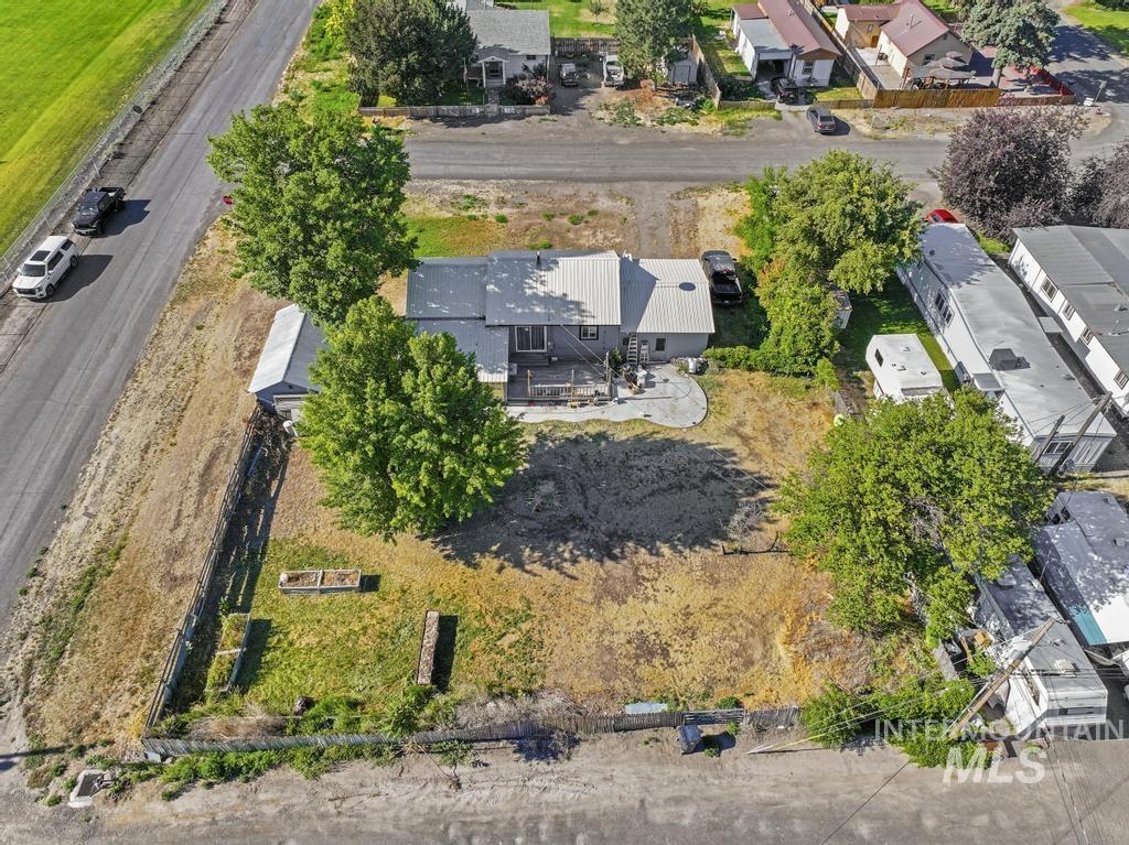 646 2nd Ave E Property Photo 41