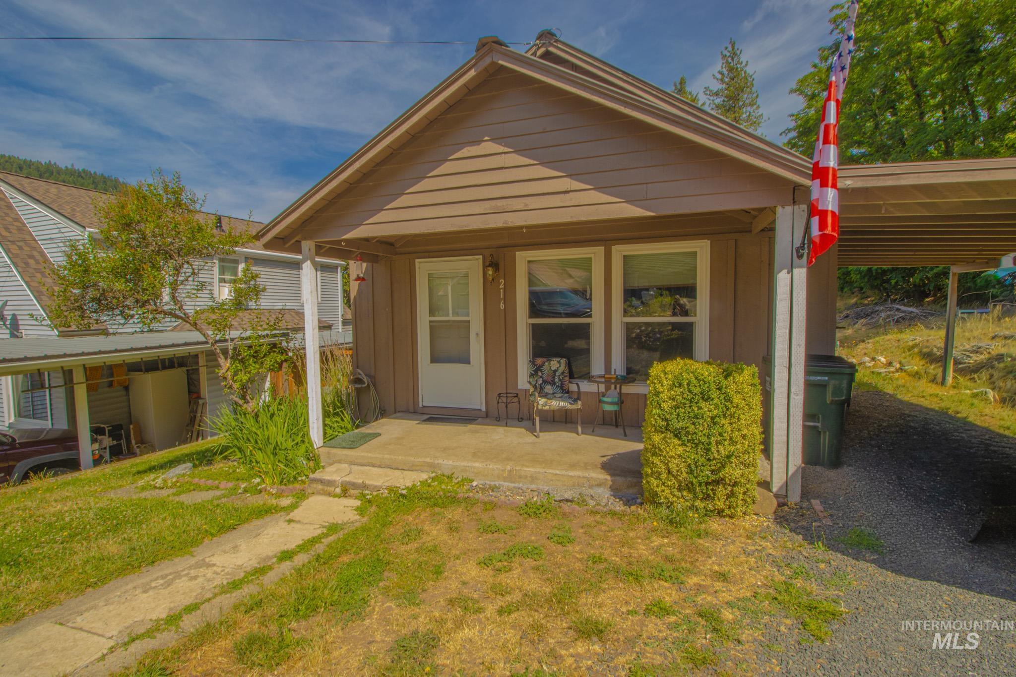 216 Tamarac St Property Photo 3