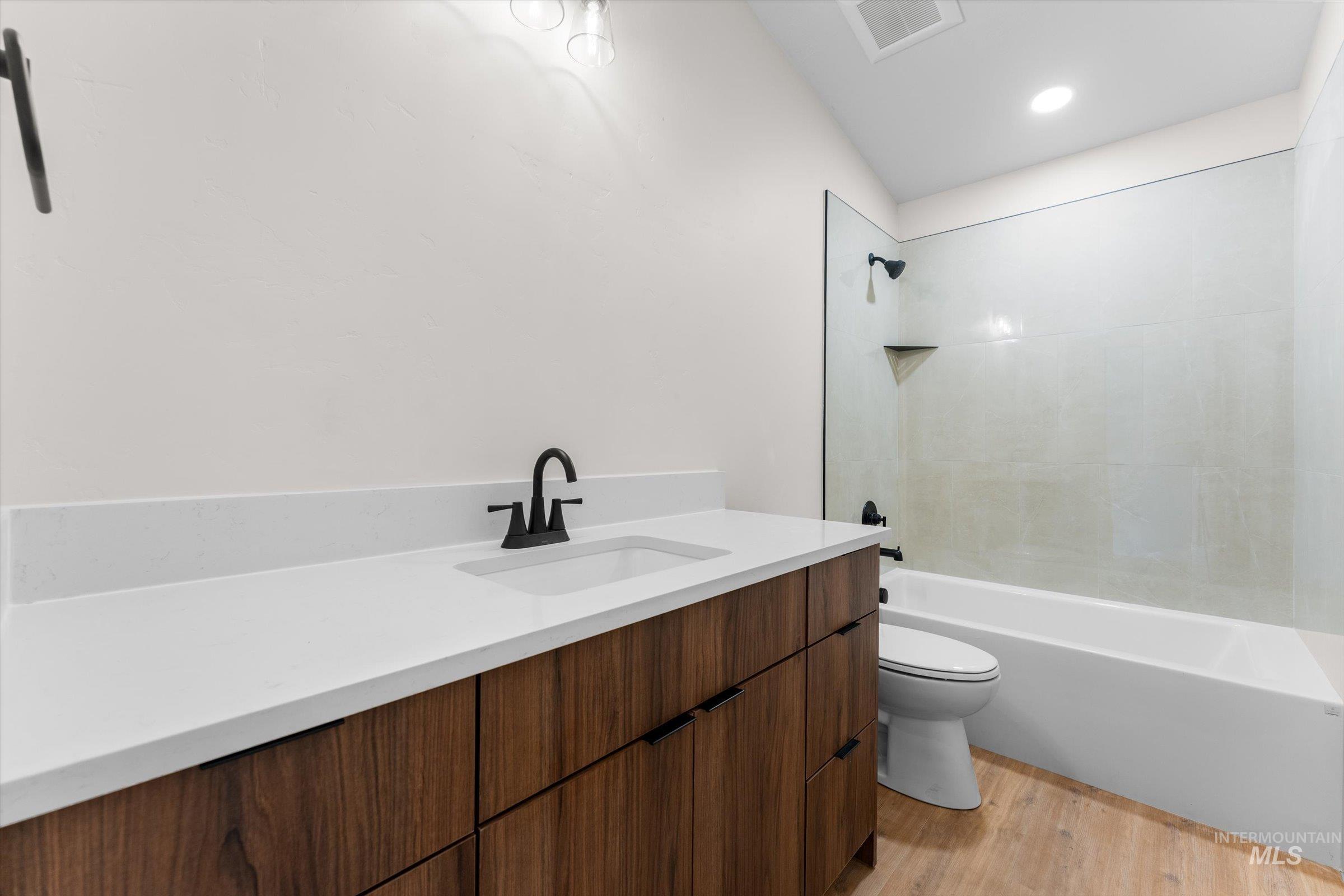 398 W London St Property Photo 17