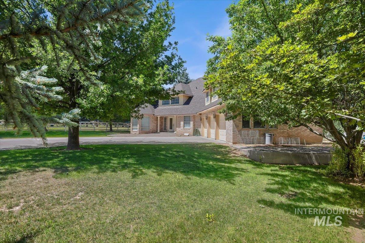 1672 Briarwood Ln Property Photo 3